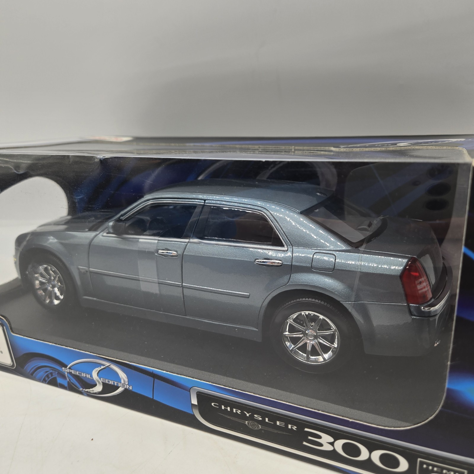 Maisto 1/18 Scale 2005 Chrysler 300C Hemi Special Edition – Metallic Silver/Gray