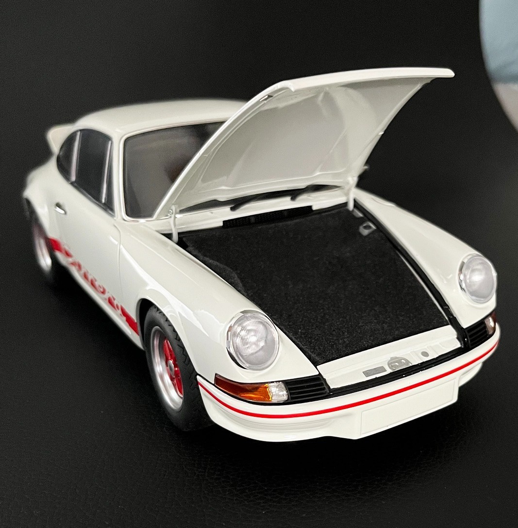 AUTOART PORSCHE 911 CARRERA 2.7 RS WHITE/RED W/ 1/18 F. PORSCHE FIGURINE