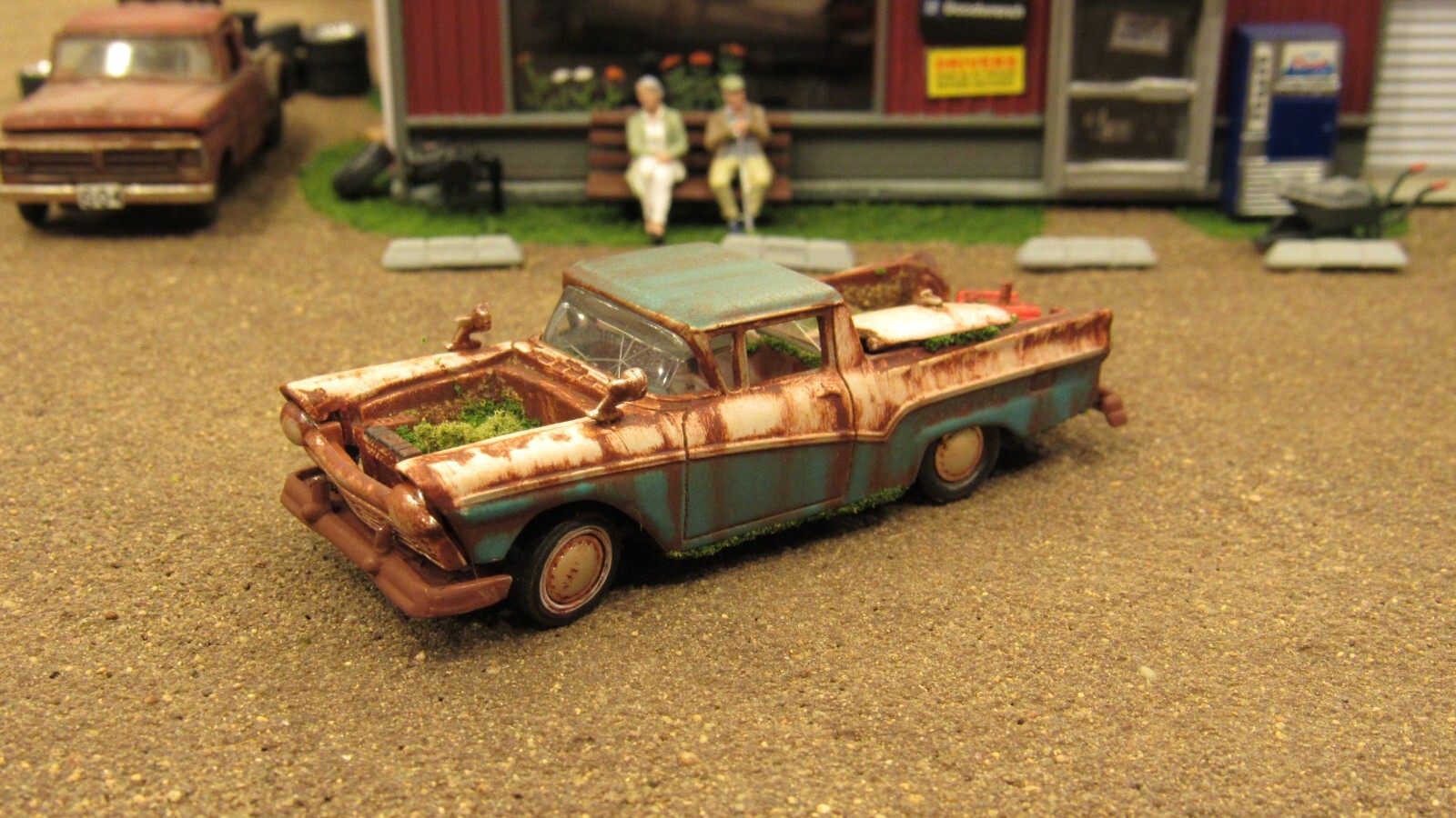 CUSTOM BUILT WEATHERED RUSTY JUNK PARTS YARD 1957 FORD RANCHERO CAR TRUCK 1:64/C