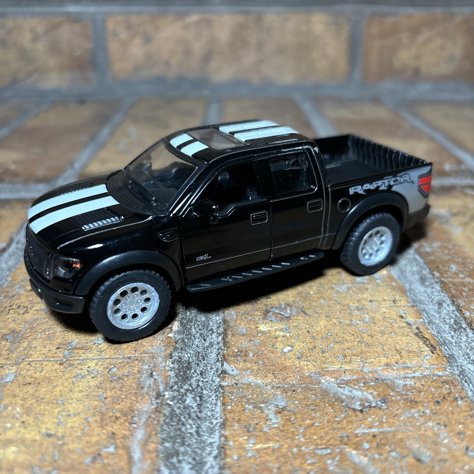 Kinsmart ✅ 2013 Ford F-150 SVT Raptor SuperCrew Black ✅ Scale 1/46 ✅ Pull Back