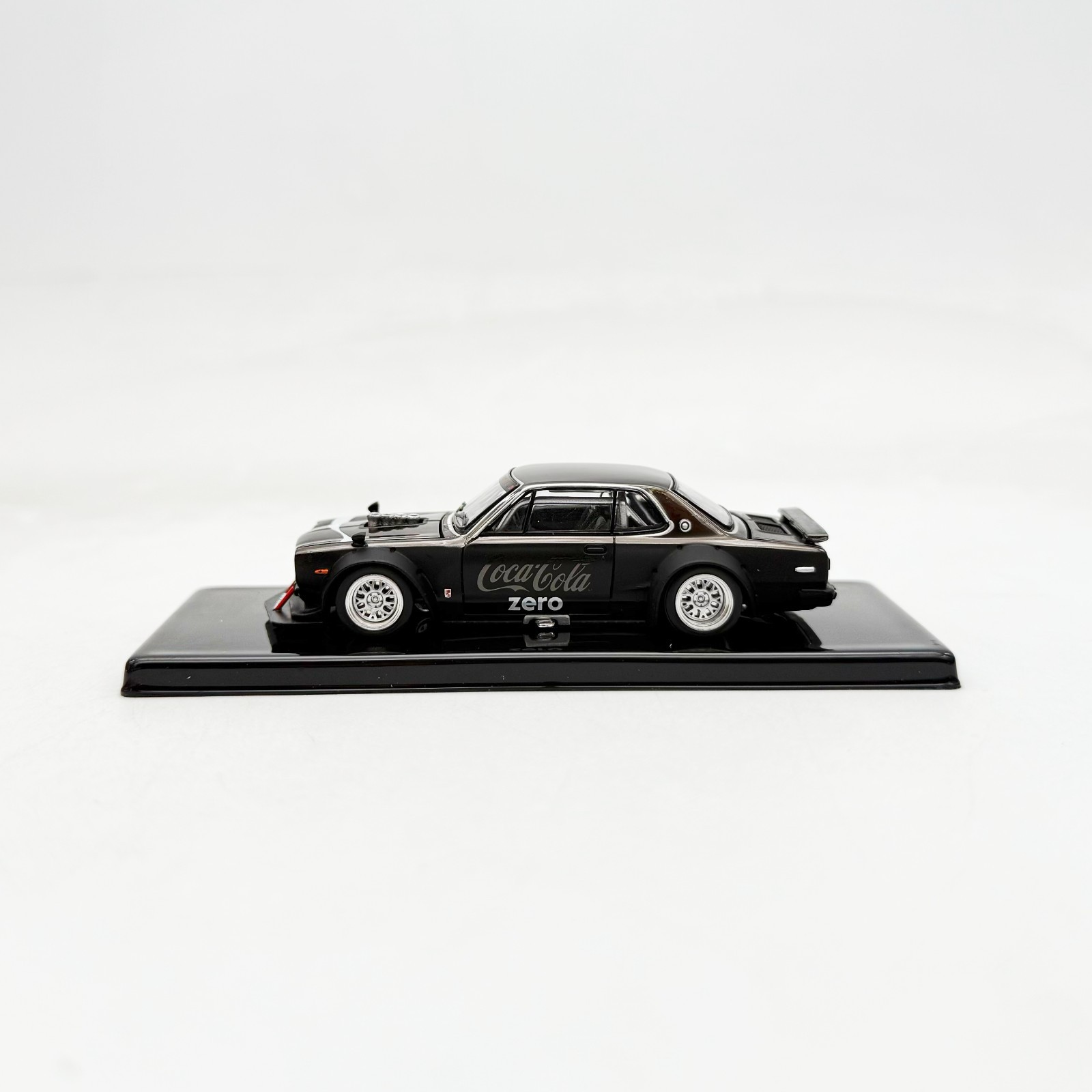Pop Race 1:64 Coca-Cola Nissan GT-R V8 Drif Hakosuka Black #144