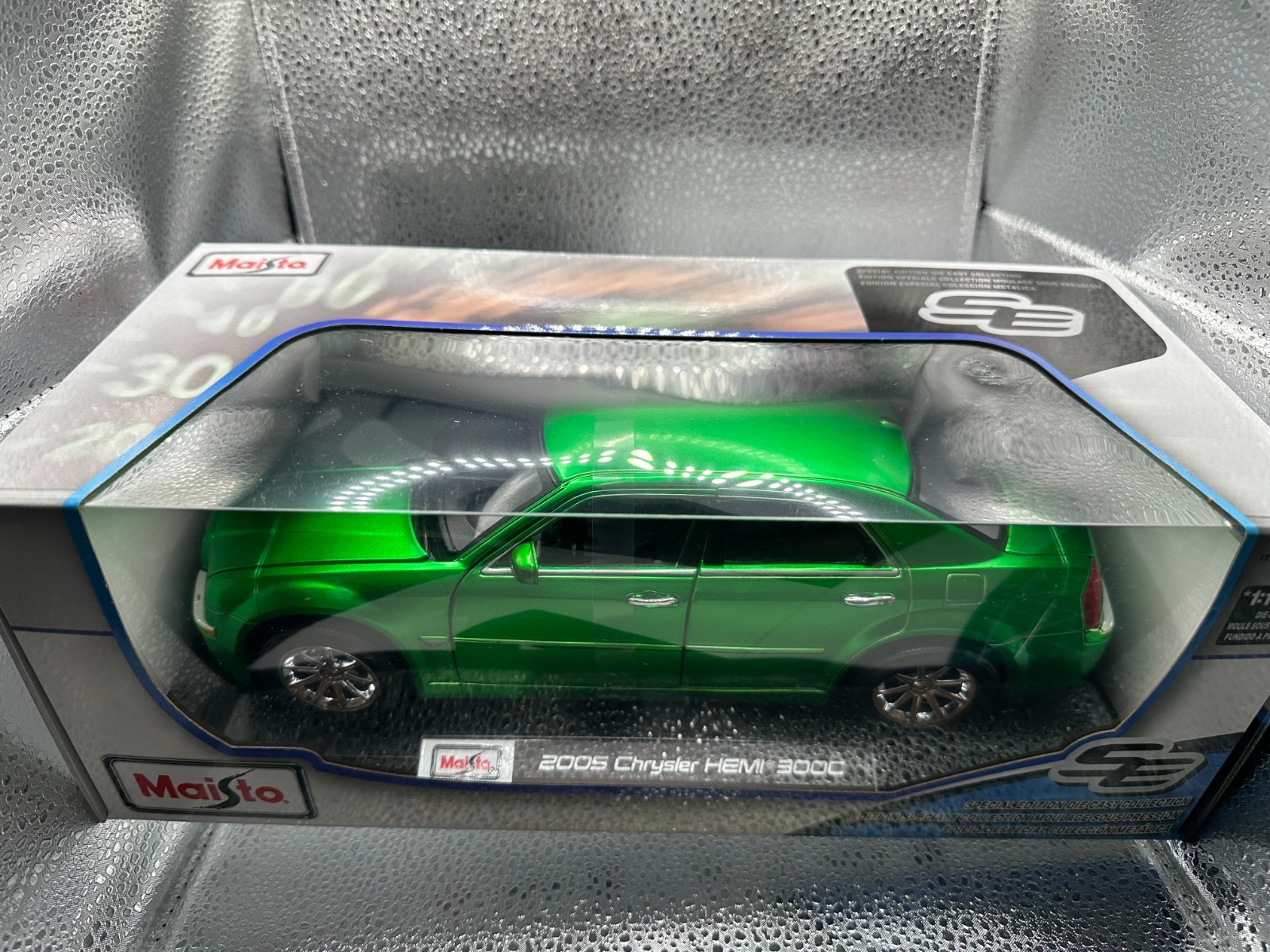 Maisto 1:18 2005 Chrysler HEMI 300C Diecast Model Car Special Edition – Green