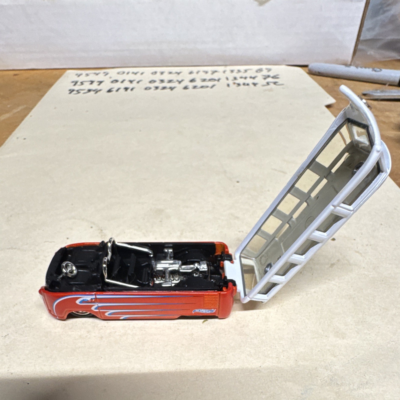 Mattel Hot Wheels Volkswagen VW Microbus Van 1:64 Red/White Diecast 2001