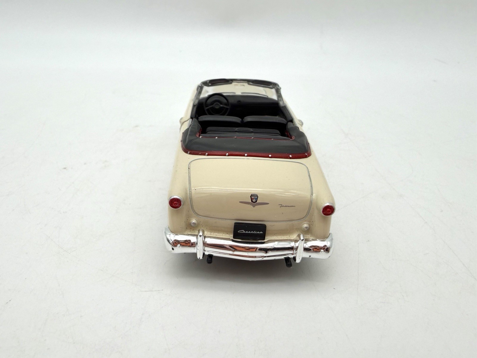 Welly 1953 Ford Crestline Sunliner Convertible Diecast 1:43