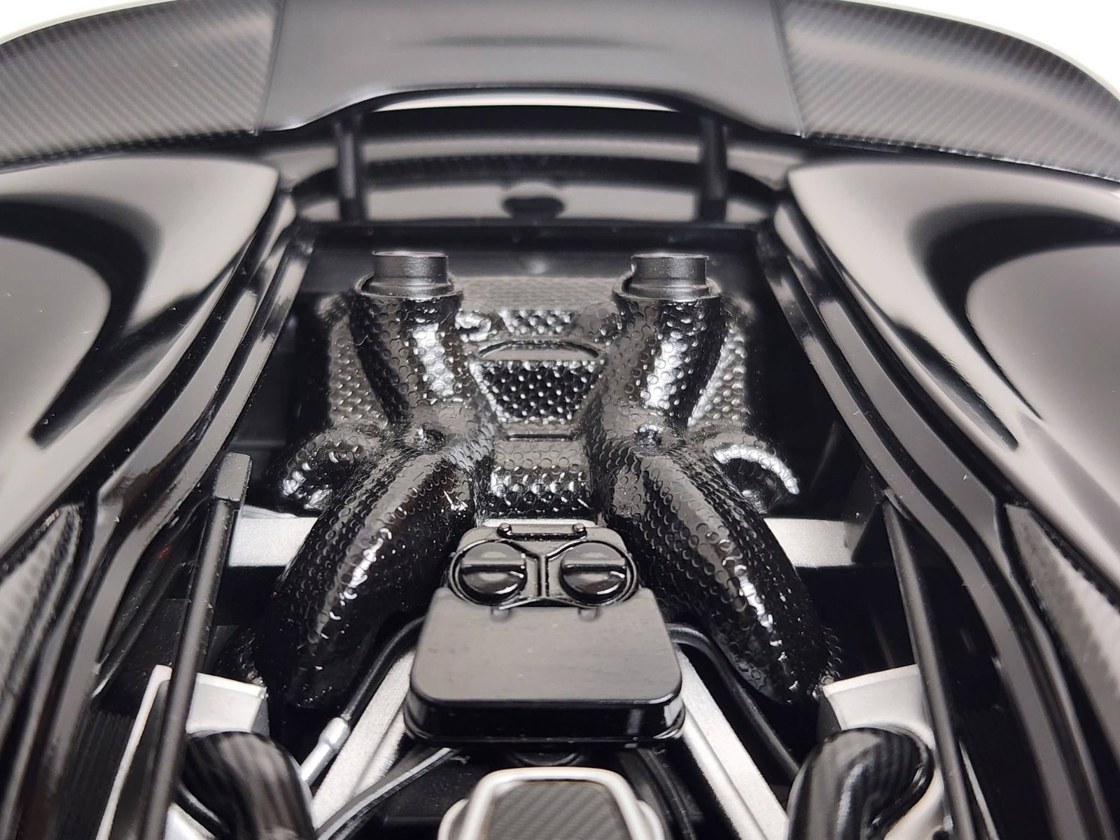AUTOart – 1/18 die cast: McLaren 600LT, ONYX BLACK and orange inside.
