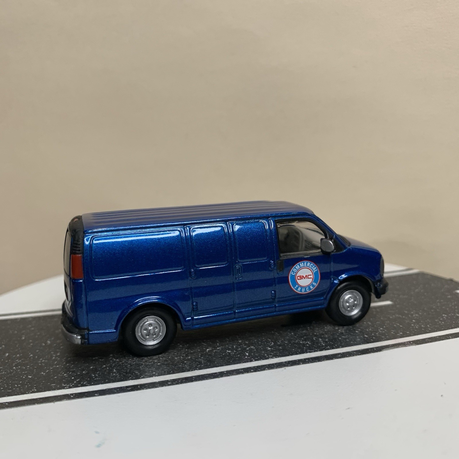 Johnny Lightning Working Class 2000 GMC Savana Van Blue “Commercial Trucks” NM
