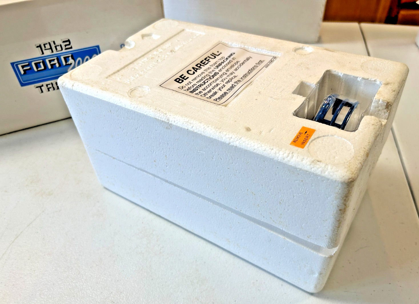 The Danbury Mint 1/16 1962 Ford Model 2000 Blue Diecast Original Box