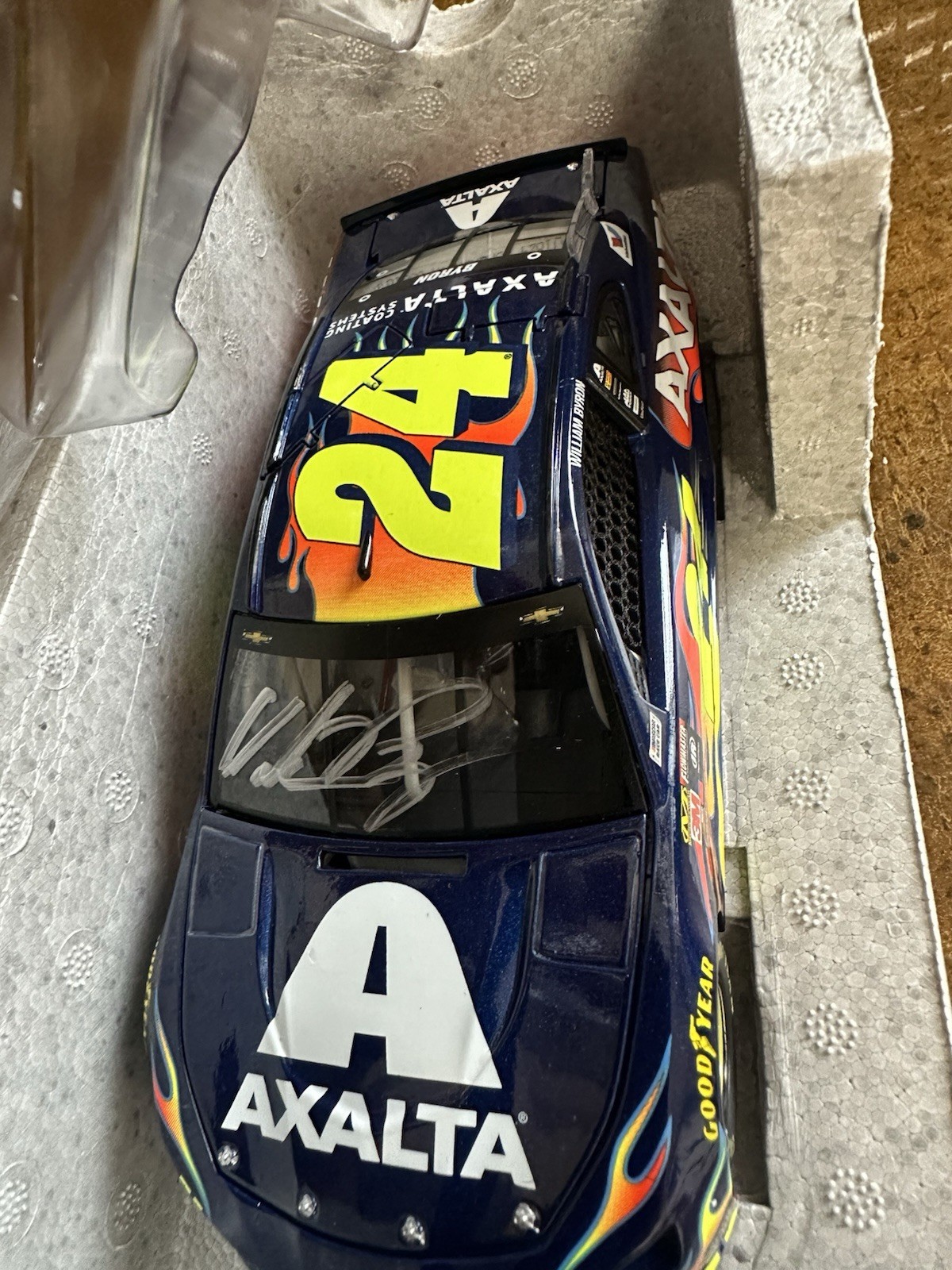 Lionel Racing 1:24 William Byron #24 Axalta 2018 Camaro Diecast Autographed