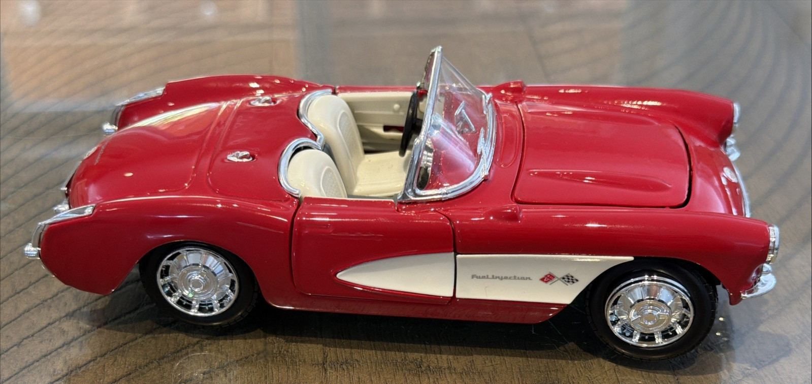 Maisto 1957 Chevrolet Corvette convertible red 1:24 Diecast