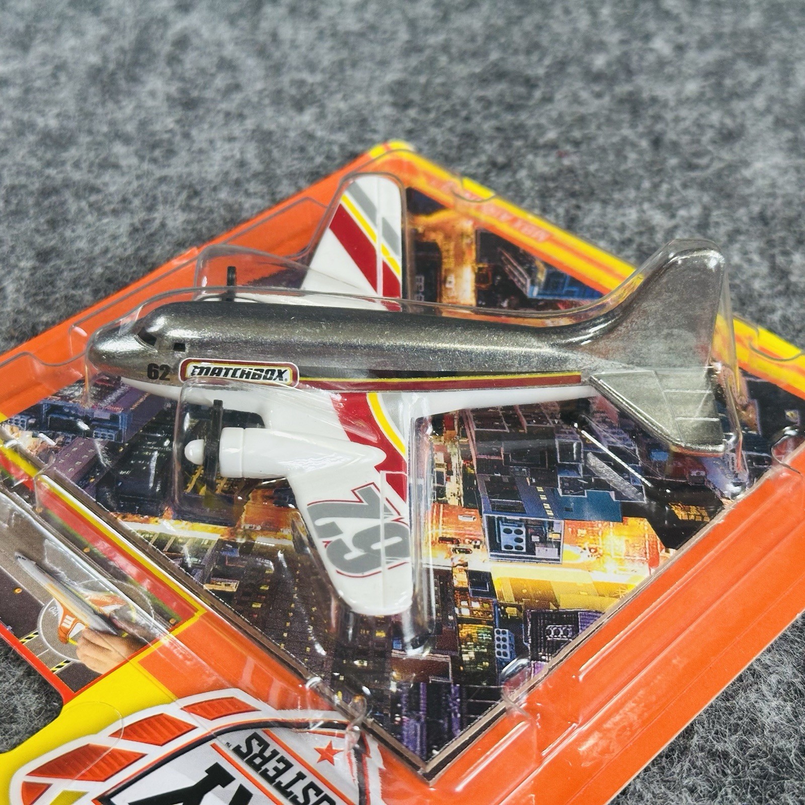 Lot of 2 Matchbox Sky Busters MBX Airliners 10/33 Silver & 5/31 Bronze w/playmat