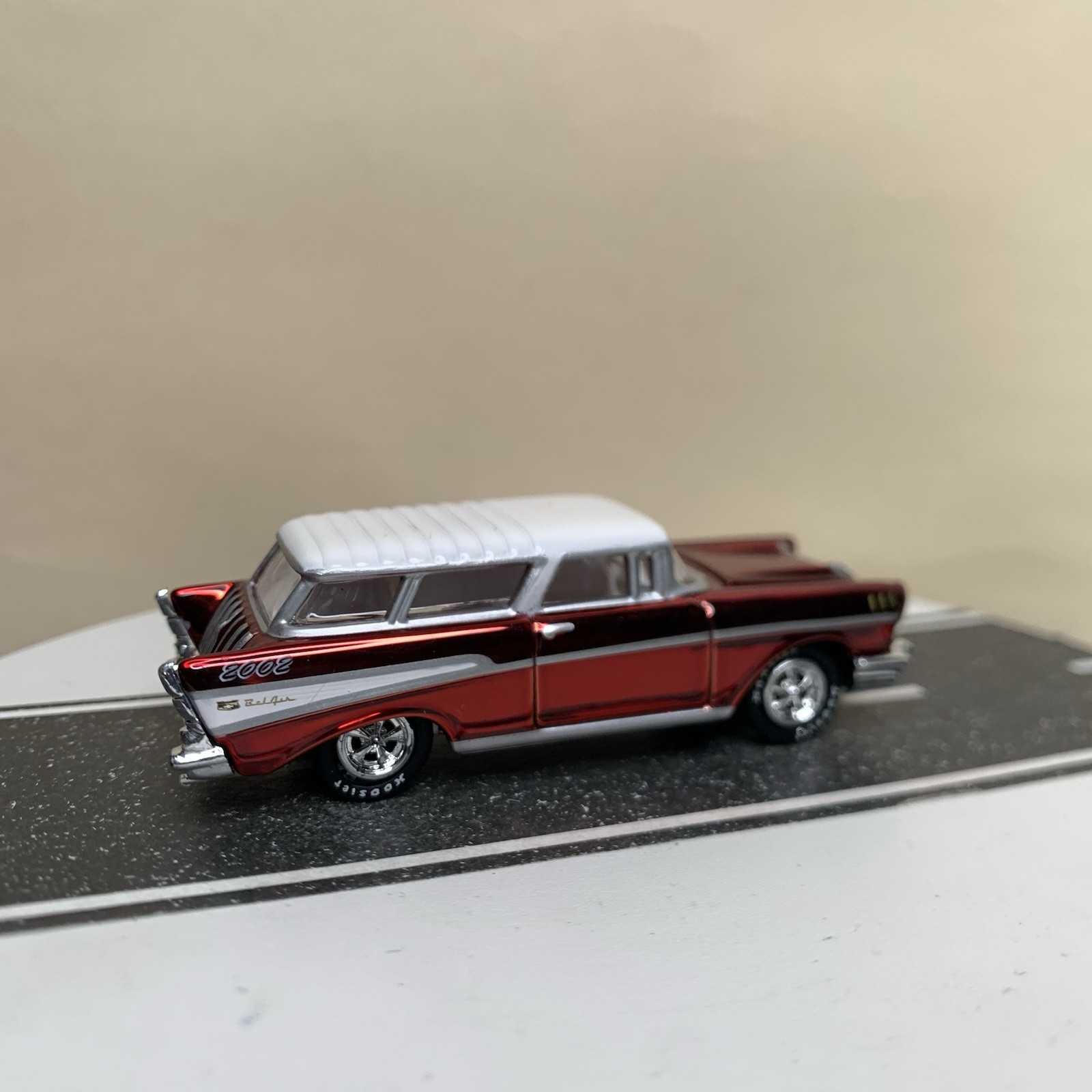 2002 Johnny Lightning Holiday Classics 1957 Chevy Nomad Wagon Red Chrome 1:64 NM
