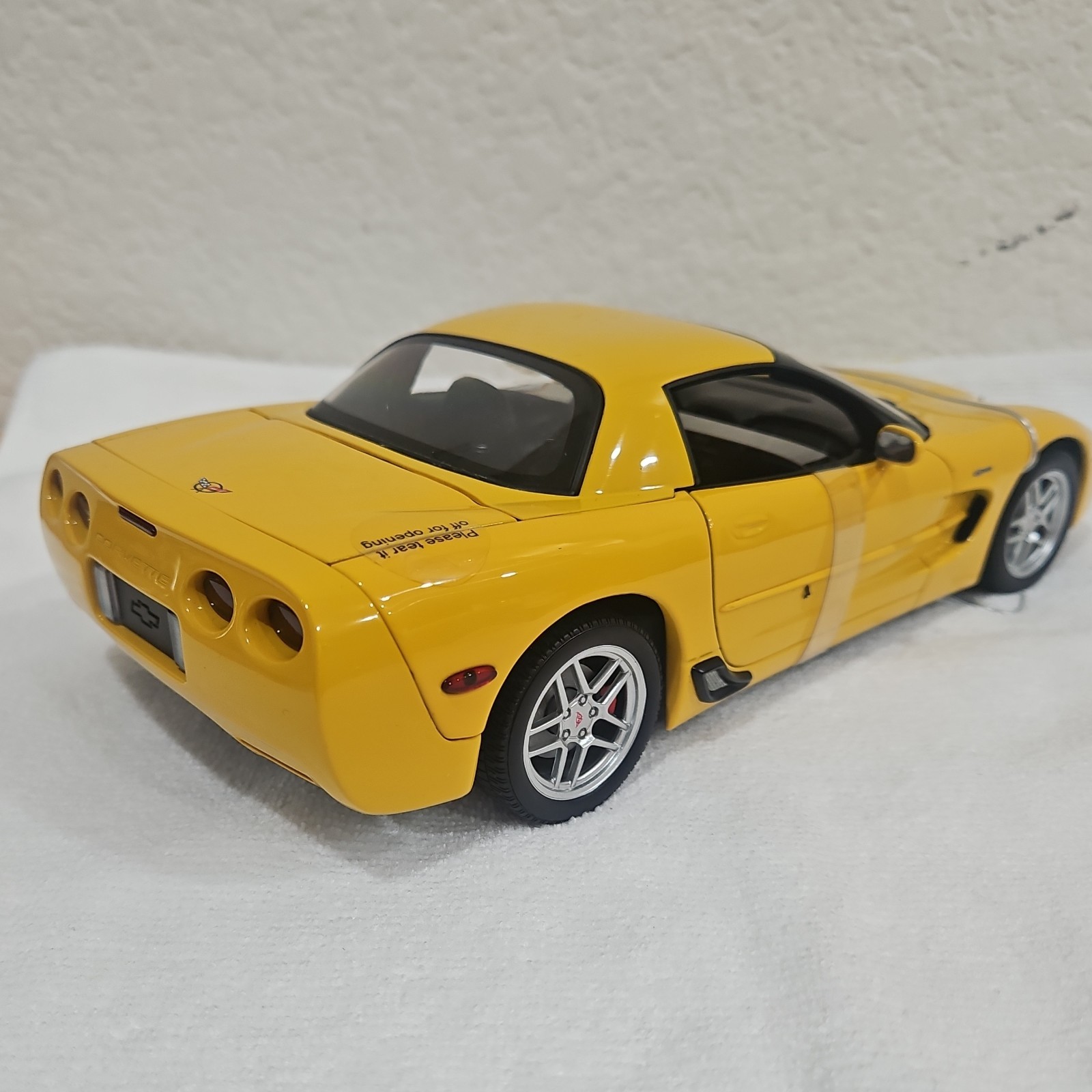 AUTOart 1:18 Chevrolet Corvette 2002 Contemporary Diecast Yellow/Black w/ Case