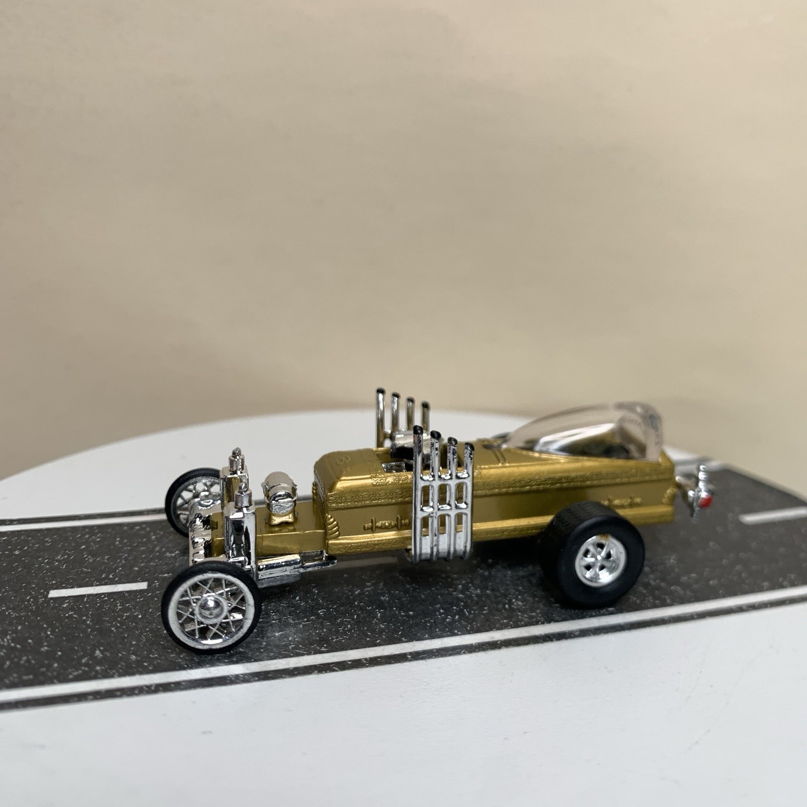 1999 Johnny Lightning Episode 2 The Munsters Drag-U-La Coffin Hot Rod Gold NM