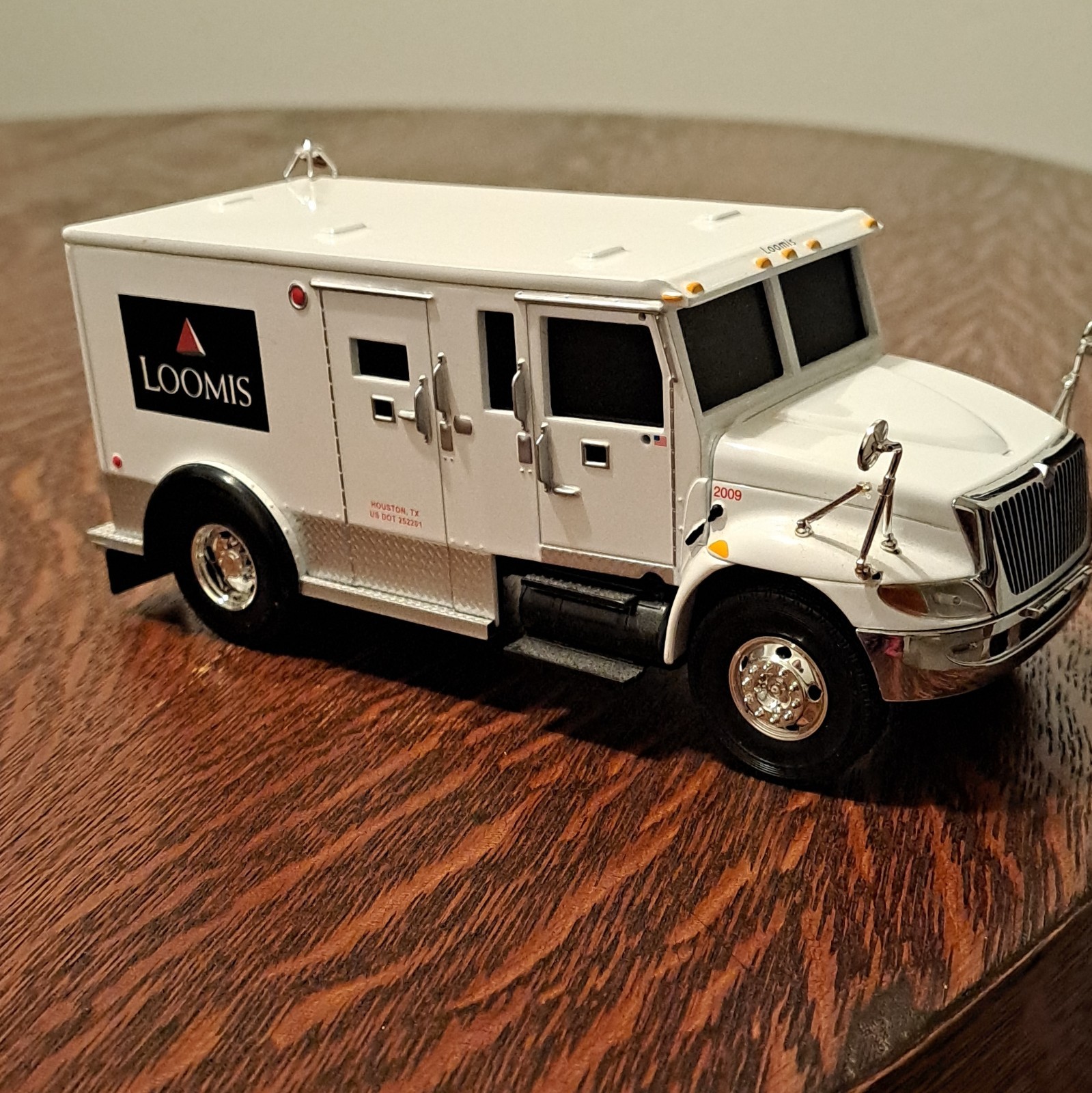 Loomis International Armored Truck 2009 Diecast 1:43 White Silver Black