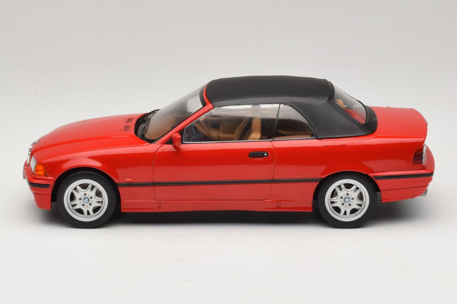 BMW 3 Series E36 Convertible 1:18 Red MCG | MCG18317