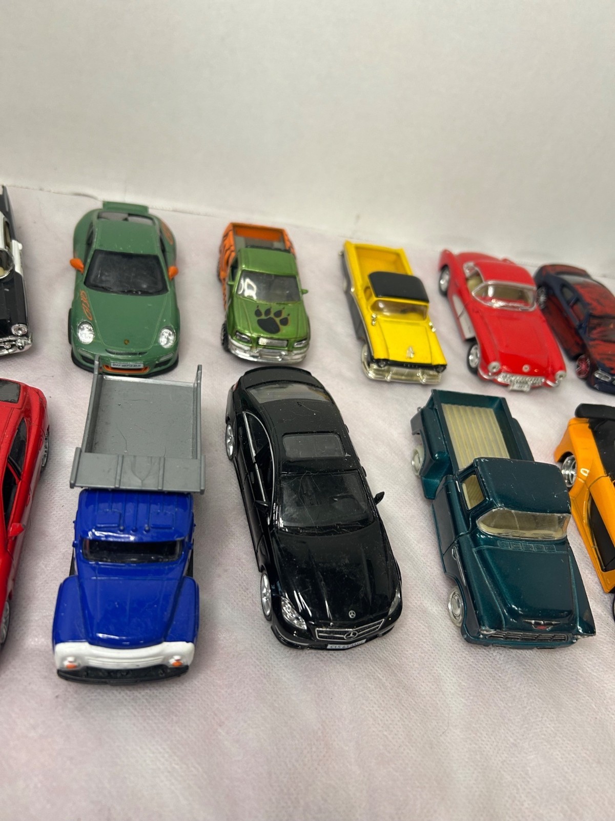 Lot of 20 Diecast Cars 1:32-1:39 Scale Sports Cars Classic Cars Mixed Brands