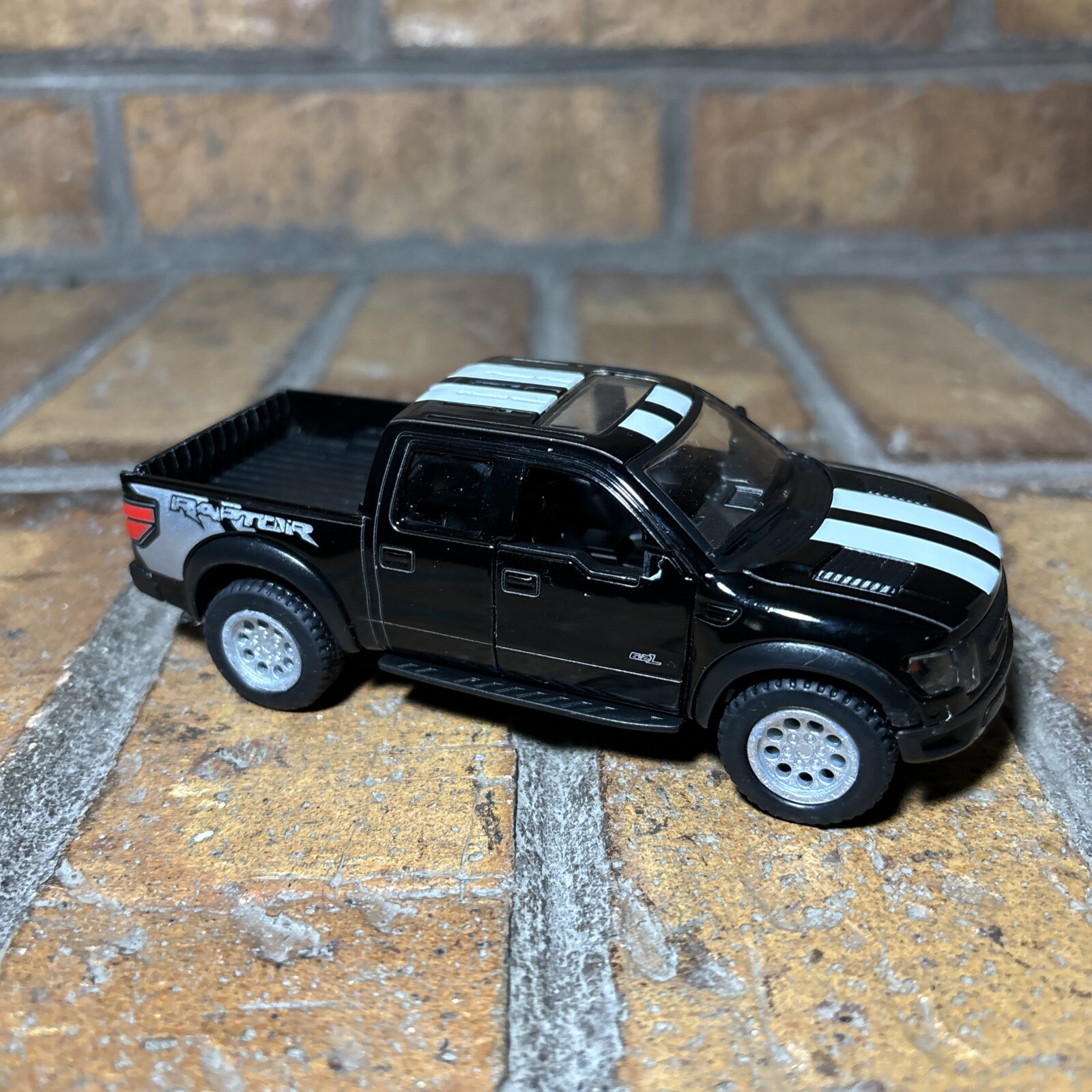 Kinsmart ✅ 2013 Ford F-150 SVT Raptor SuperCrew Black ✅ Scale 1/46 ✅ Pull Back