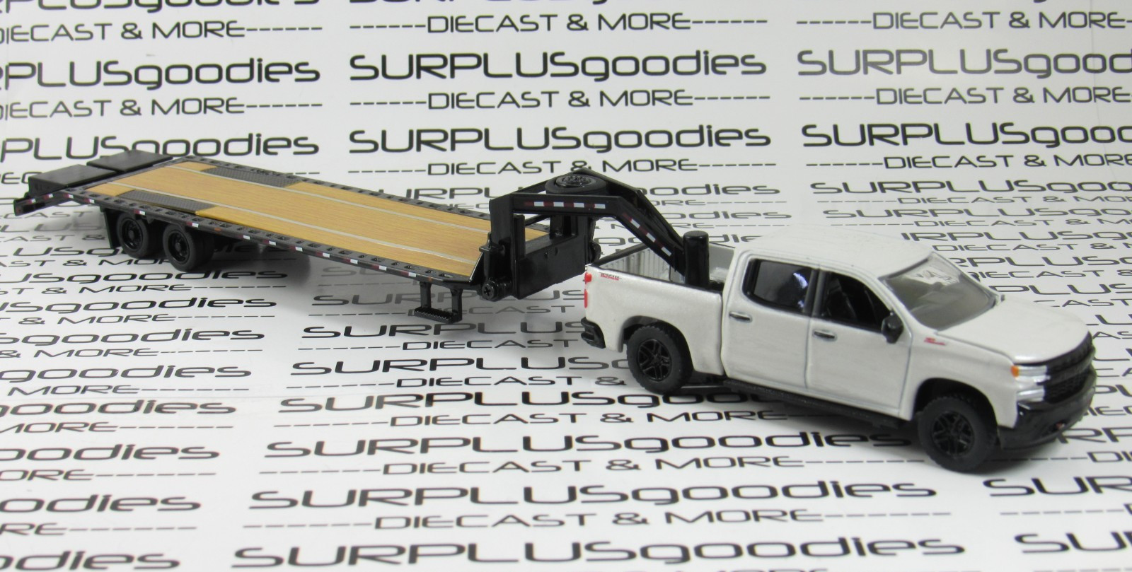 Auto World White 2019 CHEVROLET SILVERADO ZL1 Trail Boss w/Gooseneck Trailer