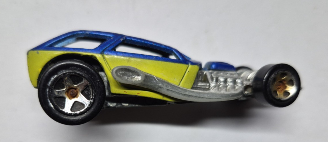 Hot Wheels Surf Crate Die-cast Car Blue and Yellow 1999 Scale 1:64