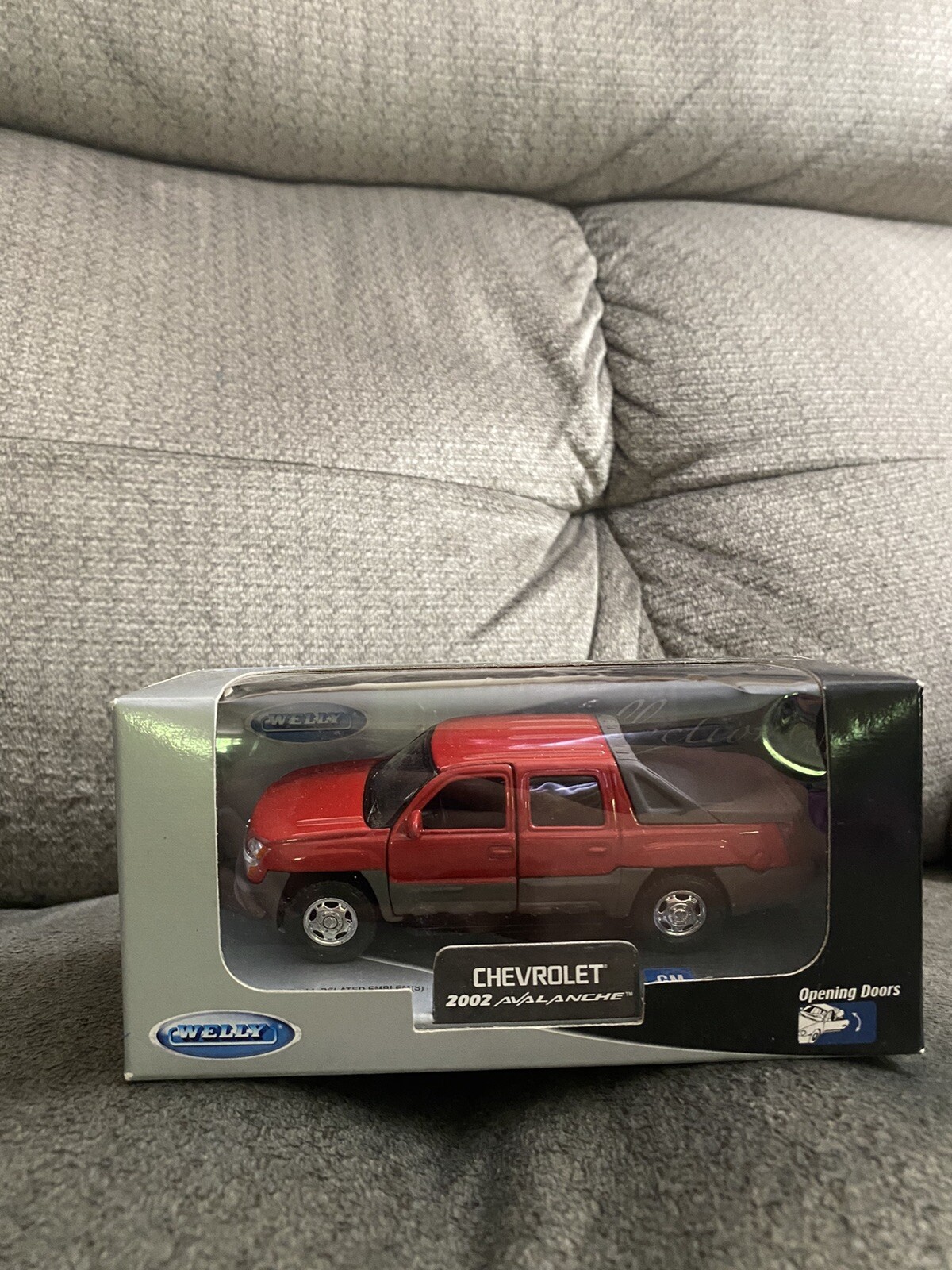 New Welly Chevrolet 2002 Avalanche Die Cast Metal With Plastic Parts