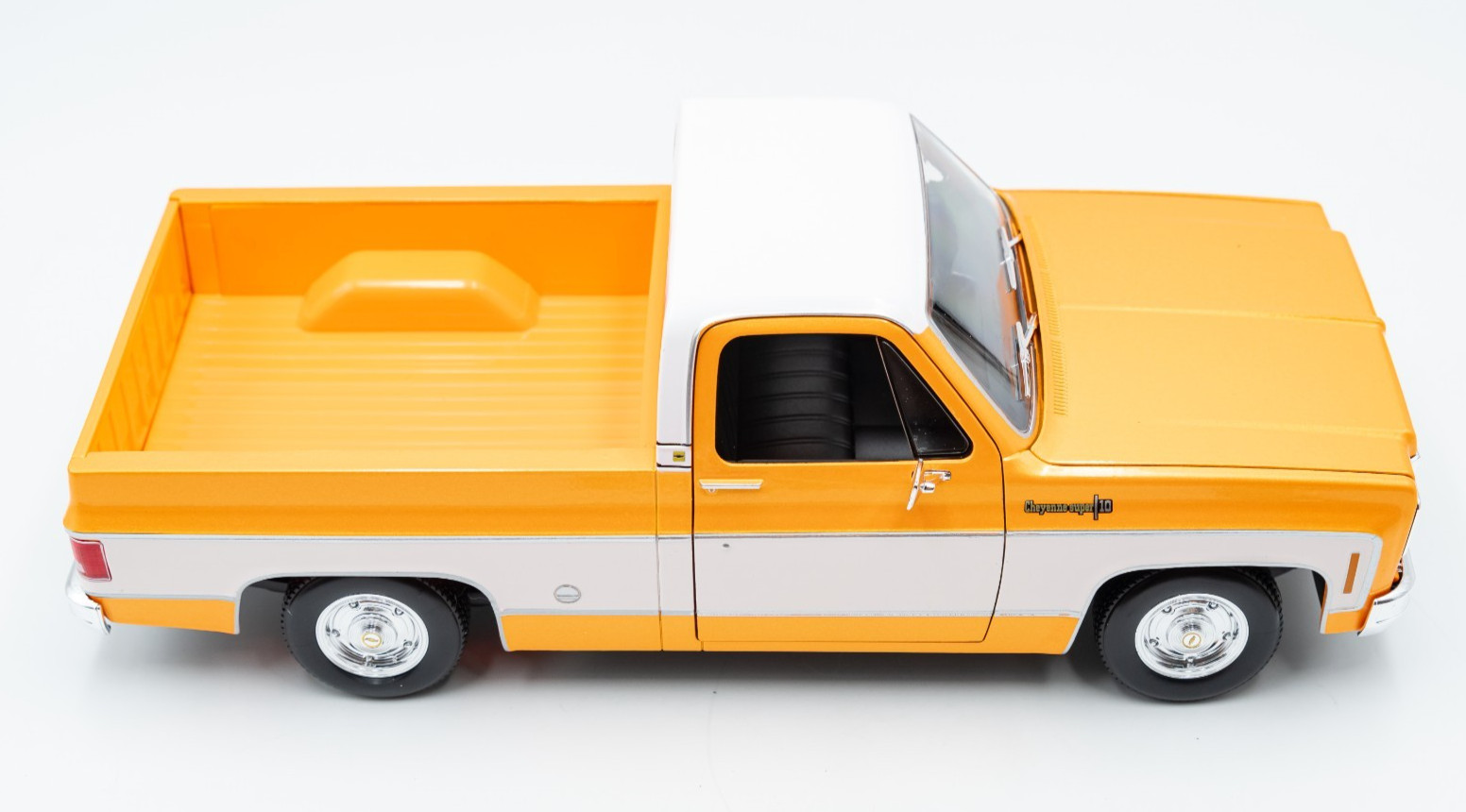 Maisto 1/18 Scale – 1974 Chevrolet C10 Cheyenne Super – Orange, White