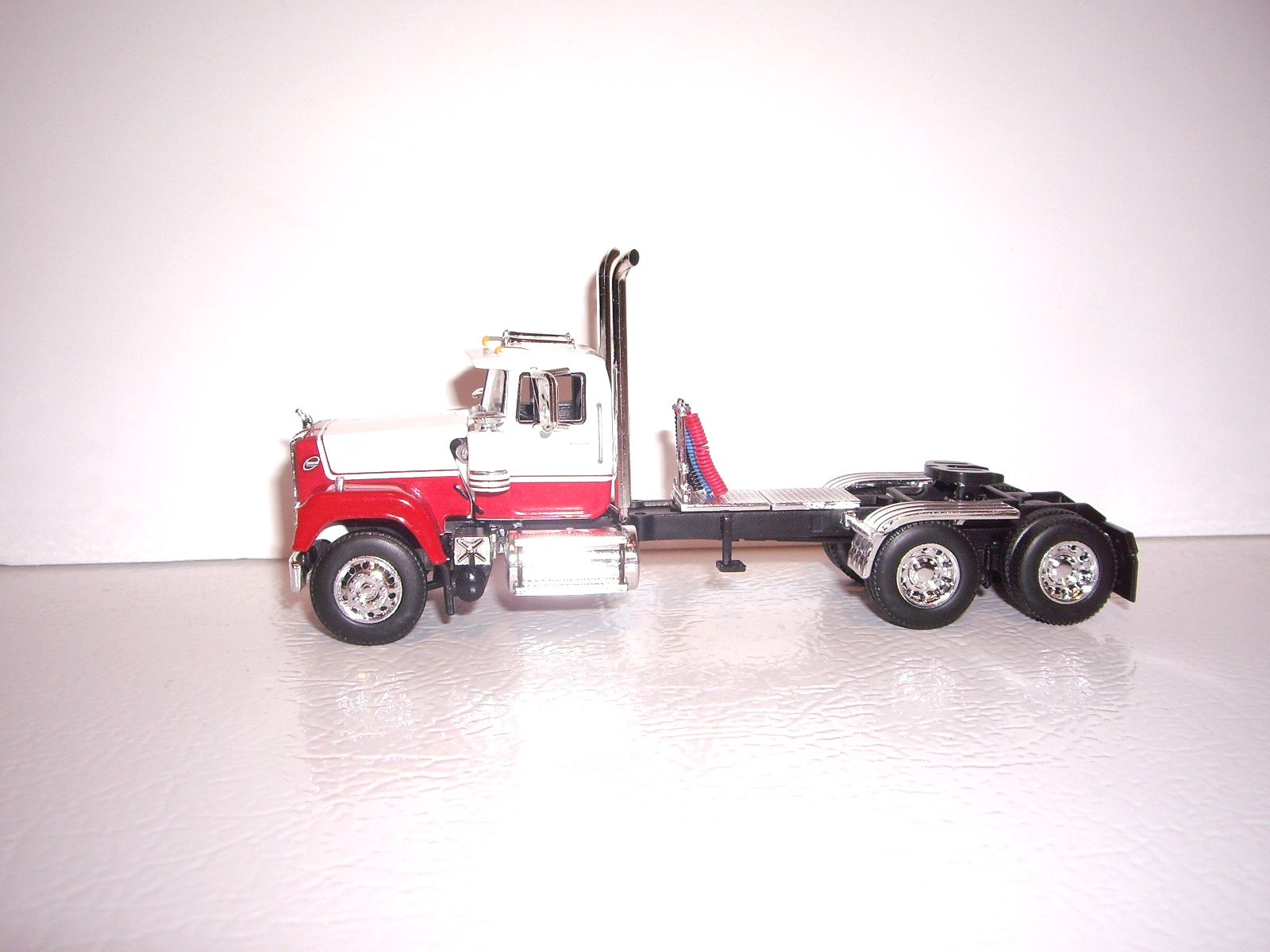 DCP FIRST GEAR 1/64 RED AND WHITE MACK SUPERLINER DAY CAB