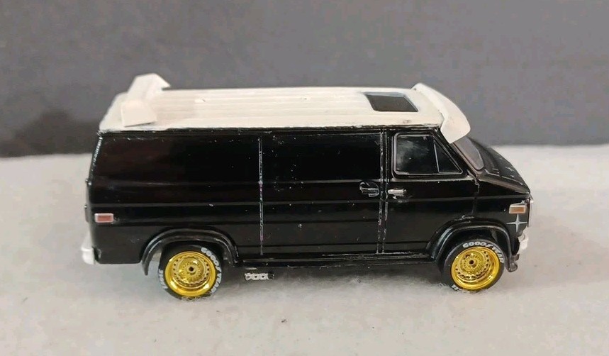 Greenlight ( CUSTOM) 1978 GMC VANDURA VAN
