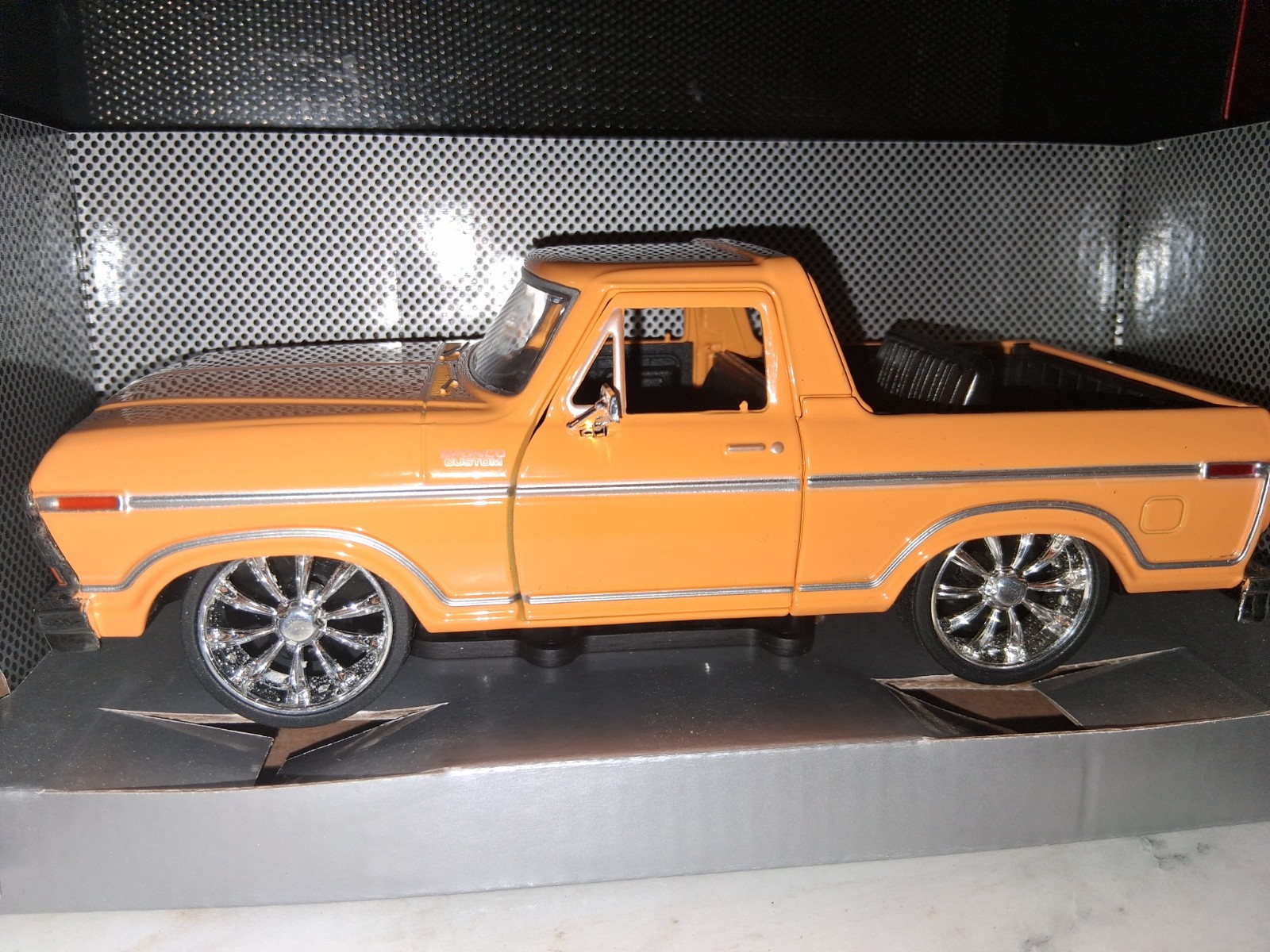 ( Custom Built) 1.24scale Diecast Custom 78 Ford BRONCO SLAMMED( Read Ad Plz)
