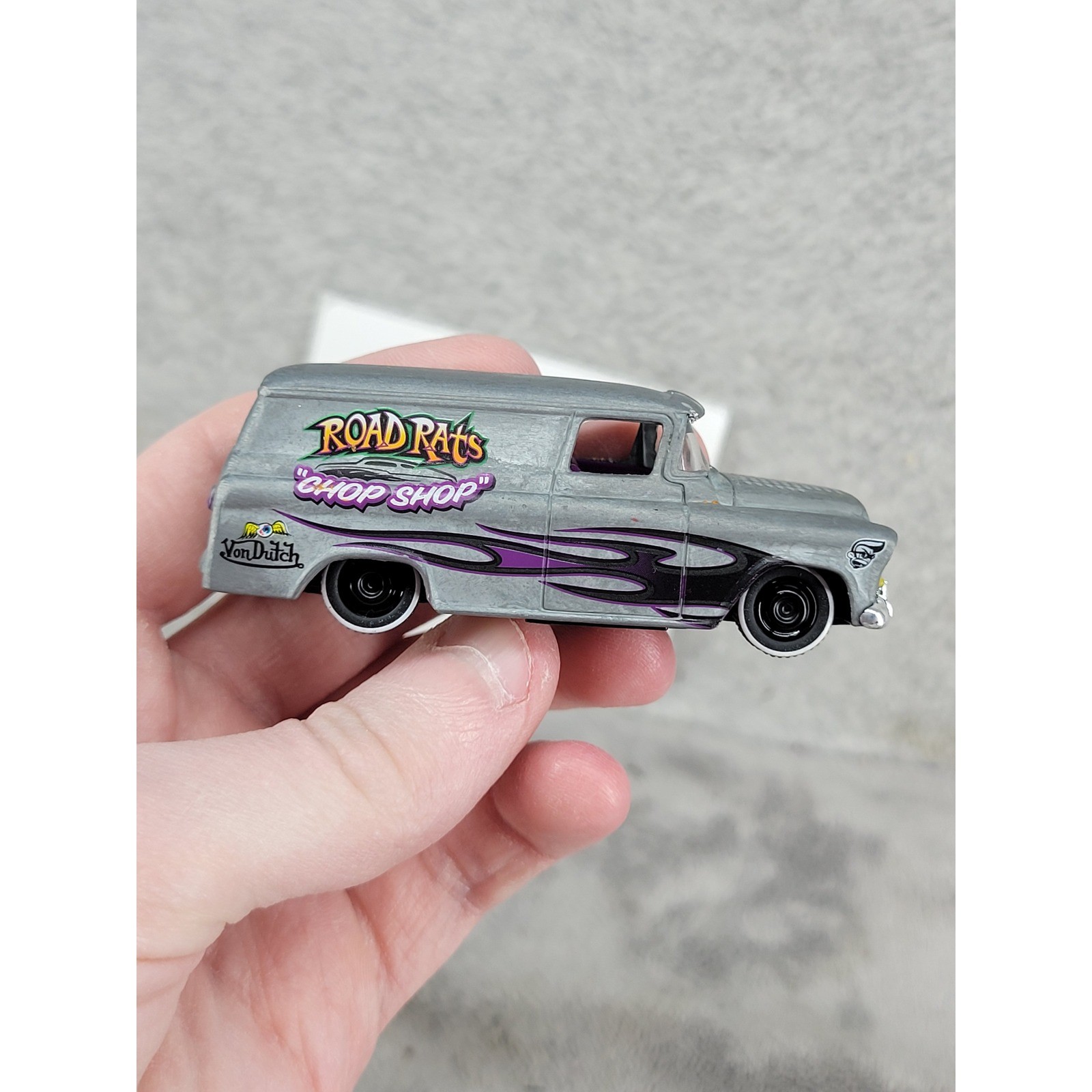 Jada Toys Von Dutch 1957 Chevrolet Suburban Road Rats Chop Shop Silver 1:64