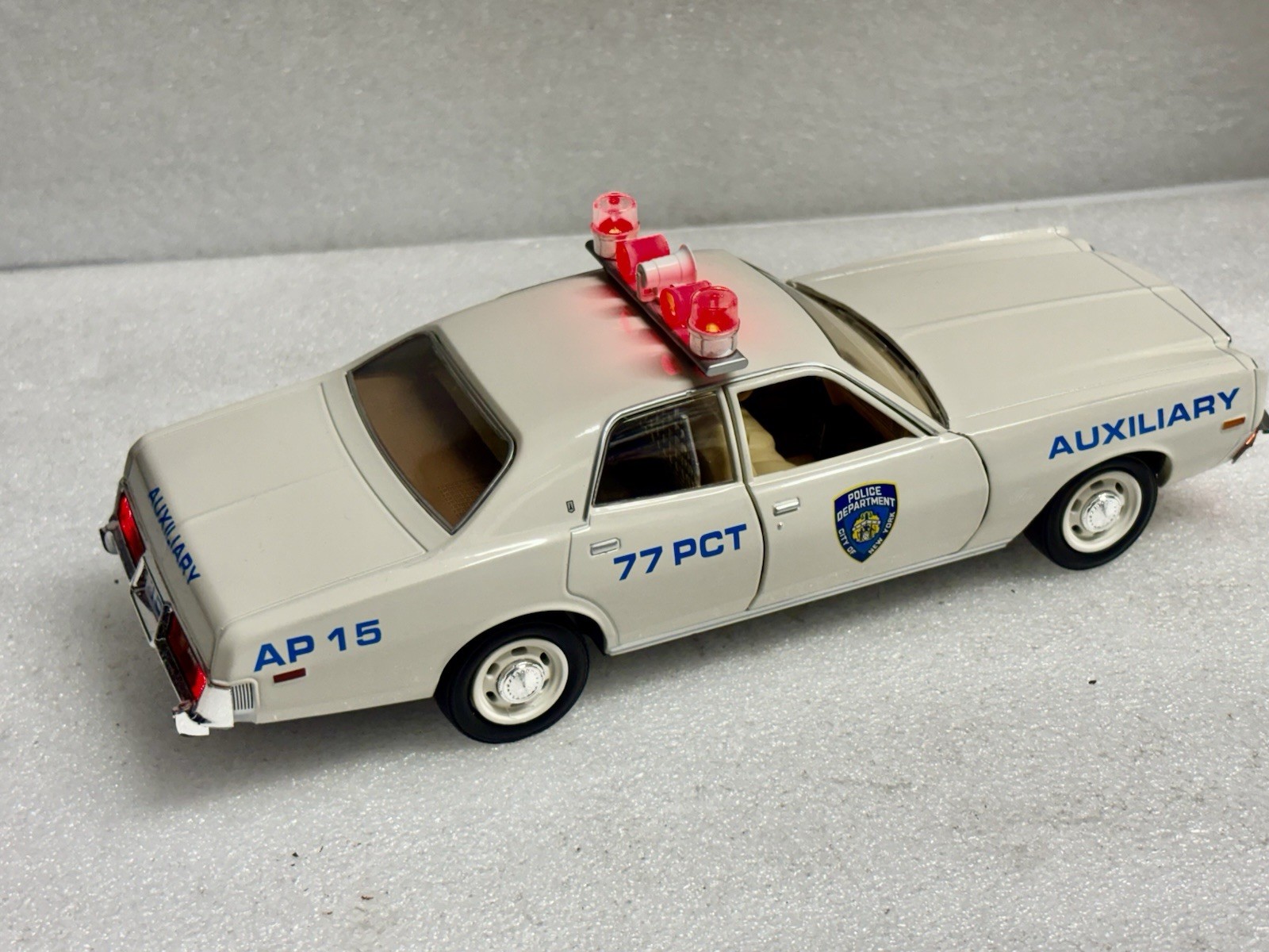 NYPD 1977 Plymouth Fury New York Police Department AUXILIARY WORKING LIGHT 1/24