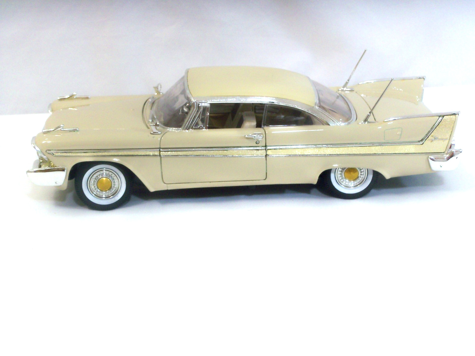 PLYMOUTH FURY 1958 MOTOR MAX 1/18TH SCALE*TLC