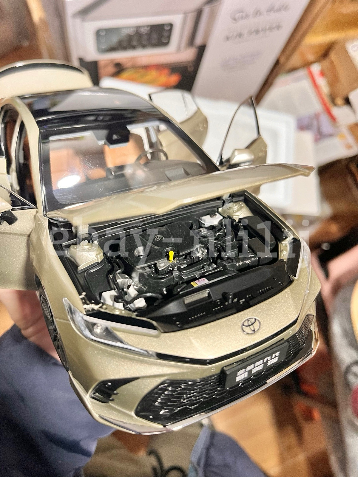 1:18 Scale 2025~2026 Toyota Camry XSE Bronze Gold Diecast Model Car