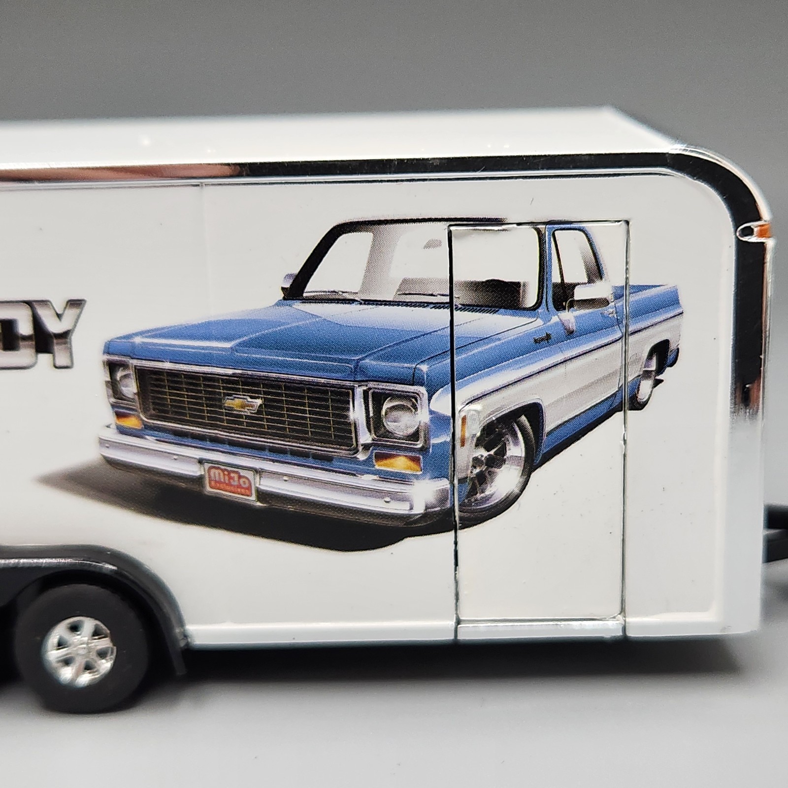 Enclosed car trailer w opening door Collectible 1/64 Scale Collector Car