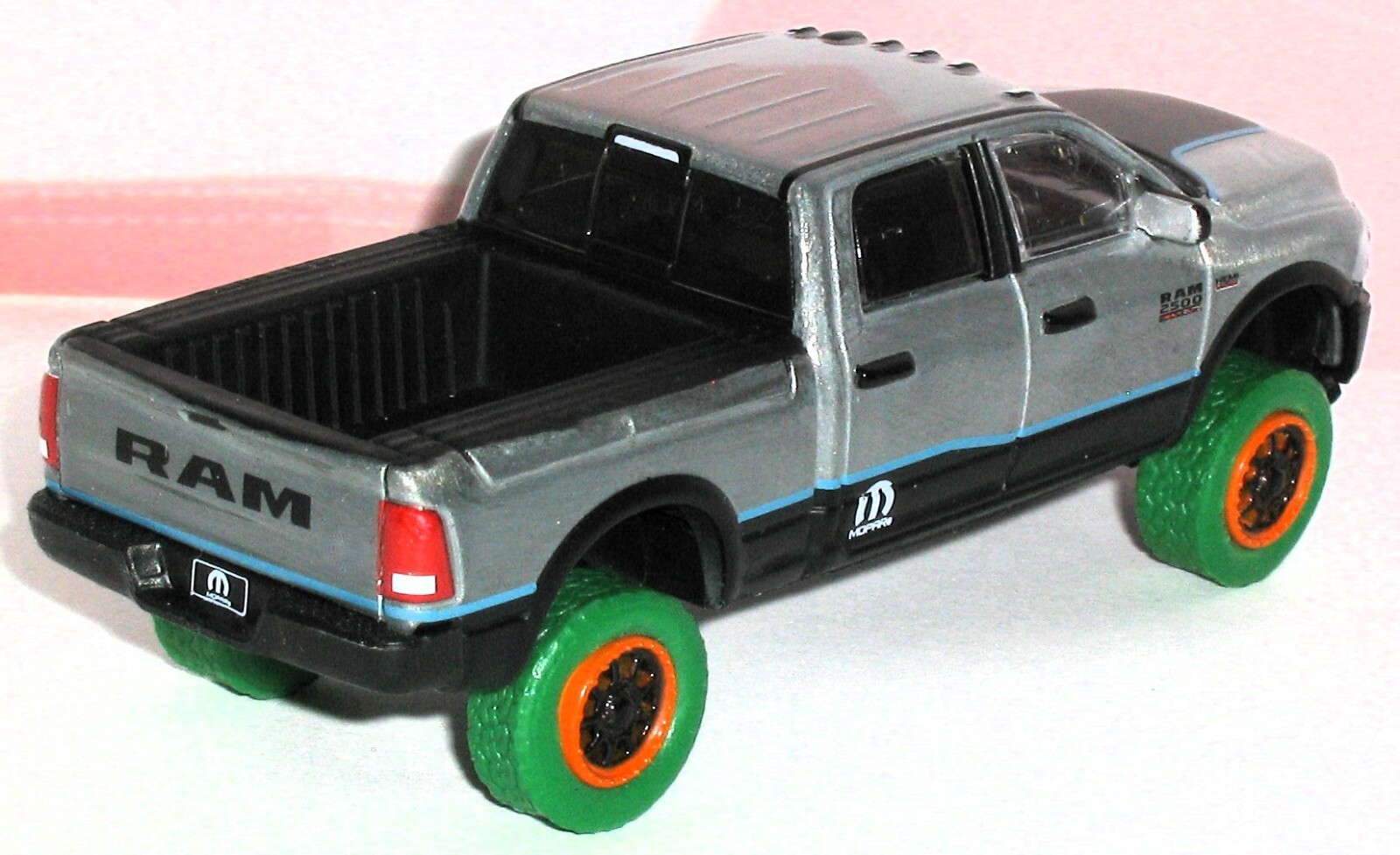 GREEN MACHINE / 2017 17 RAM 6.4 Liter / 2500 HEAVY DUTY / RAM BOX / Pickup Truck