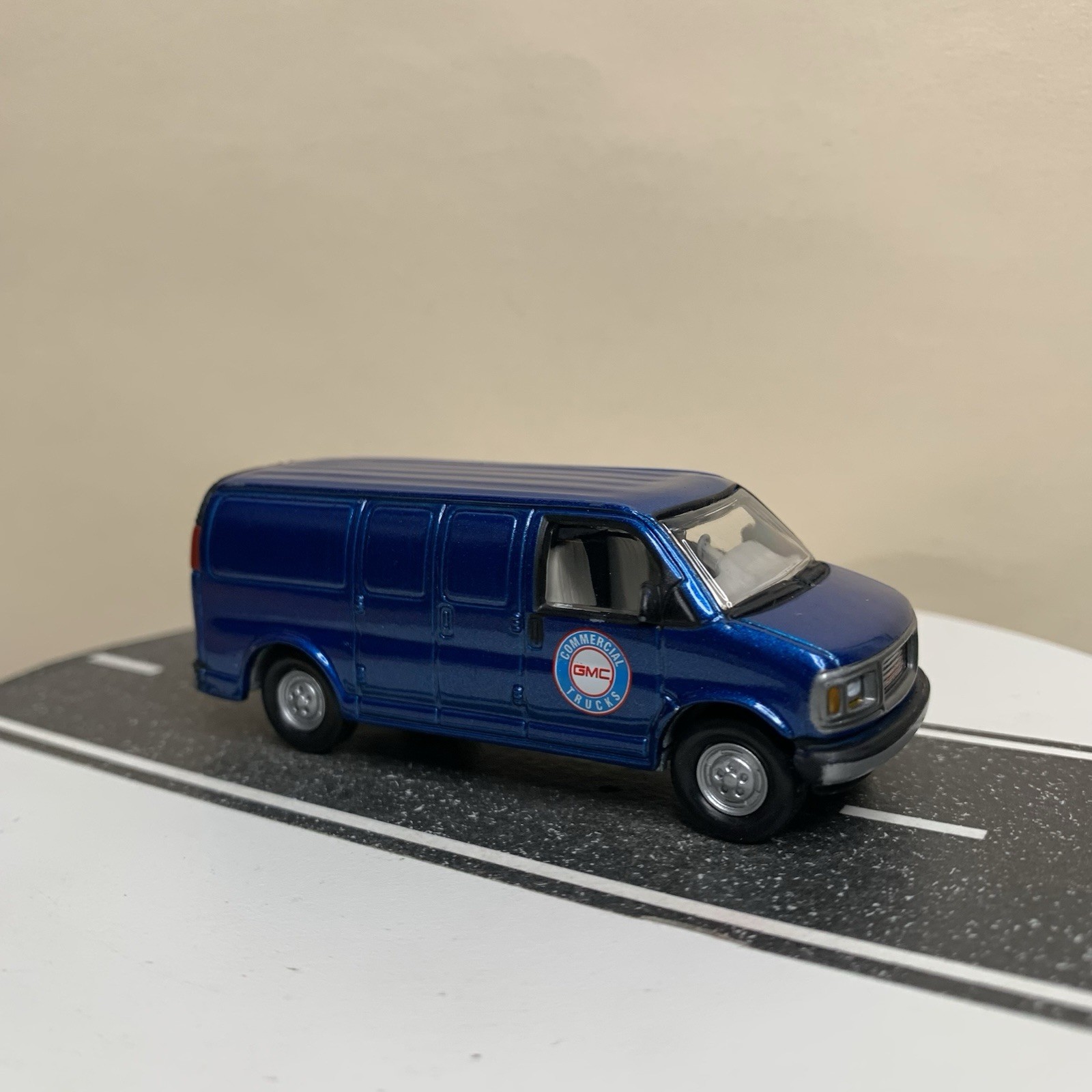 Johnny Lightning Working Class 2000 GMC Savana Van Blue “Commercial Trucks” NM