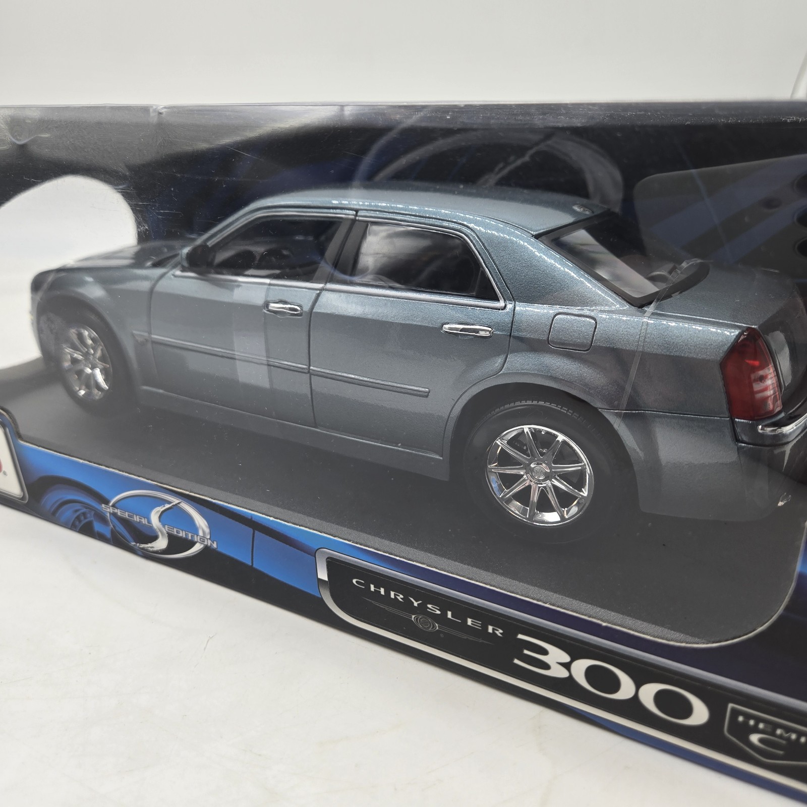 Maisto 1/18 Scale 2005 Chrysler 300C Hemi Special Edition – Metallic Silver/Gray
