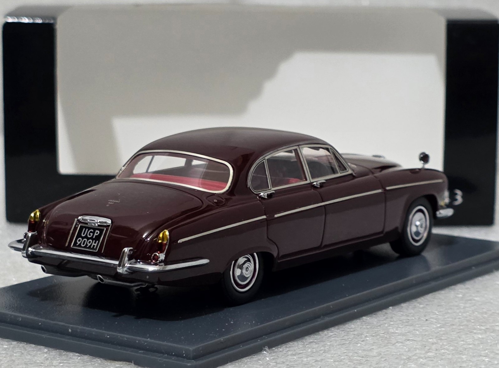 Jaguar 420G RHD 1967 Red 1/43 Neo NEO43908 Resin Model OVP