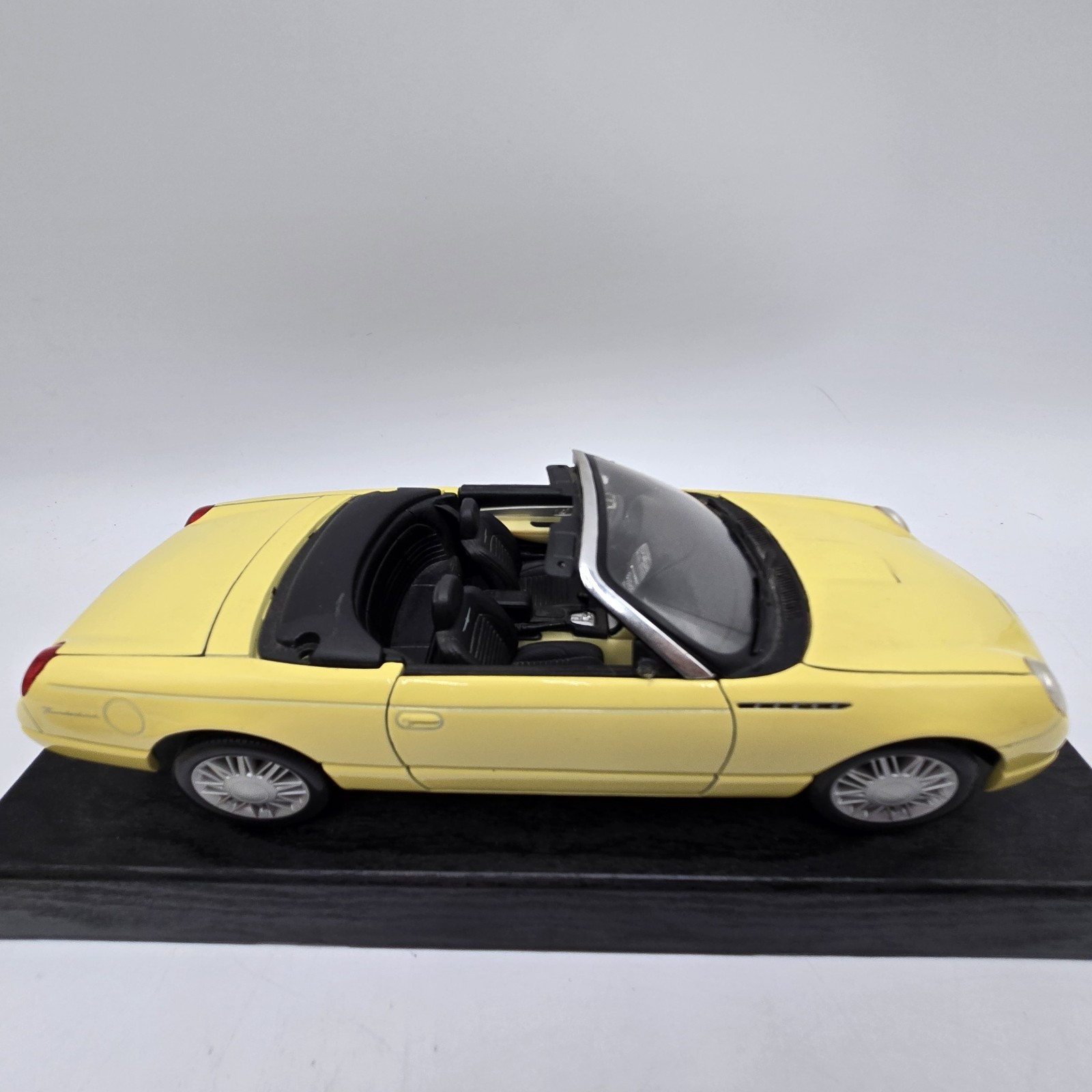 MAISTO Special Edition 1:18 Ford Thunderbird Show Car 1999 Removable Top w/Stand