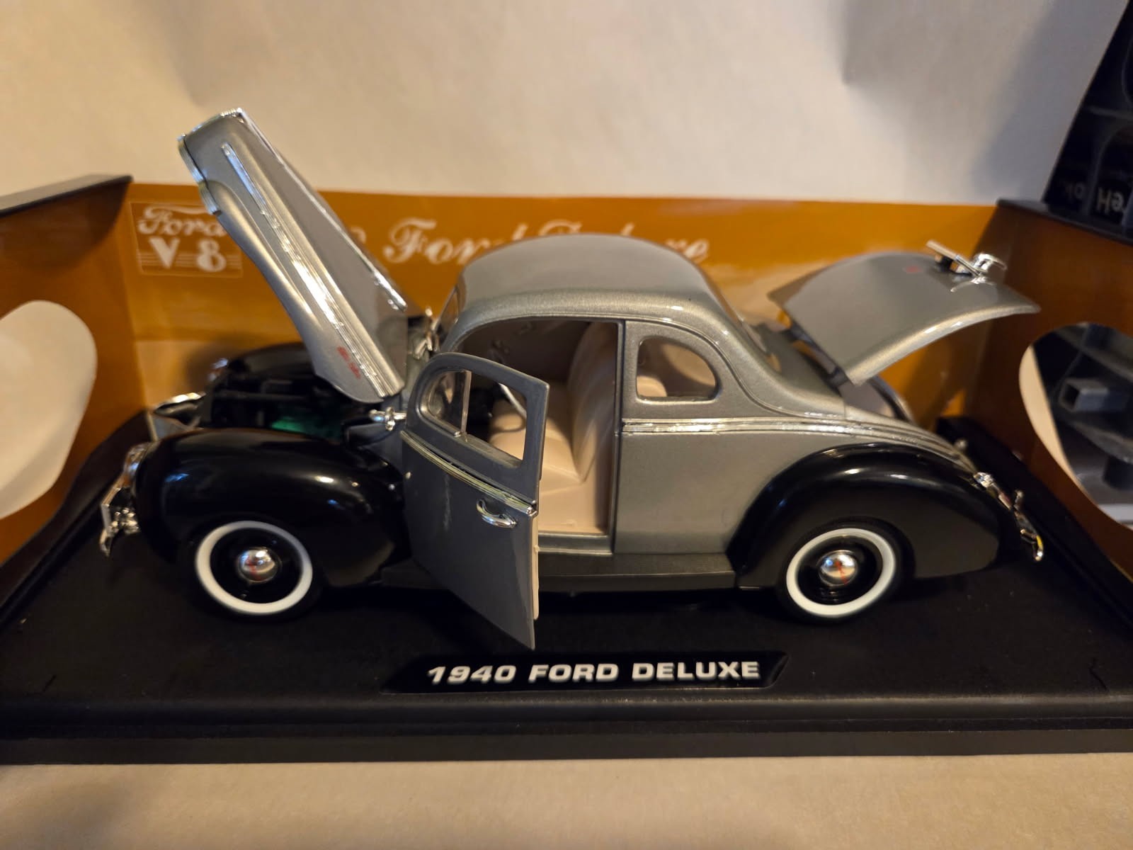 Die Cast Car, 1:18 1940 Ford Deluxe, Gray and Black