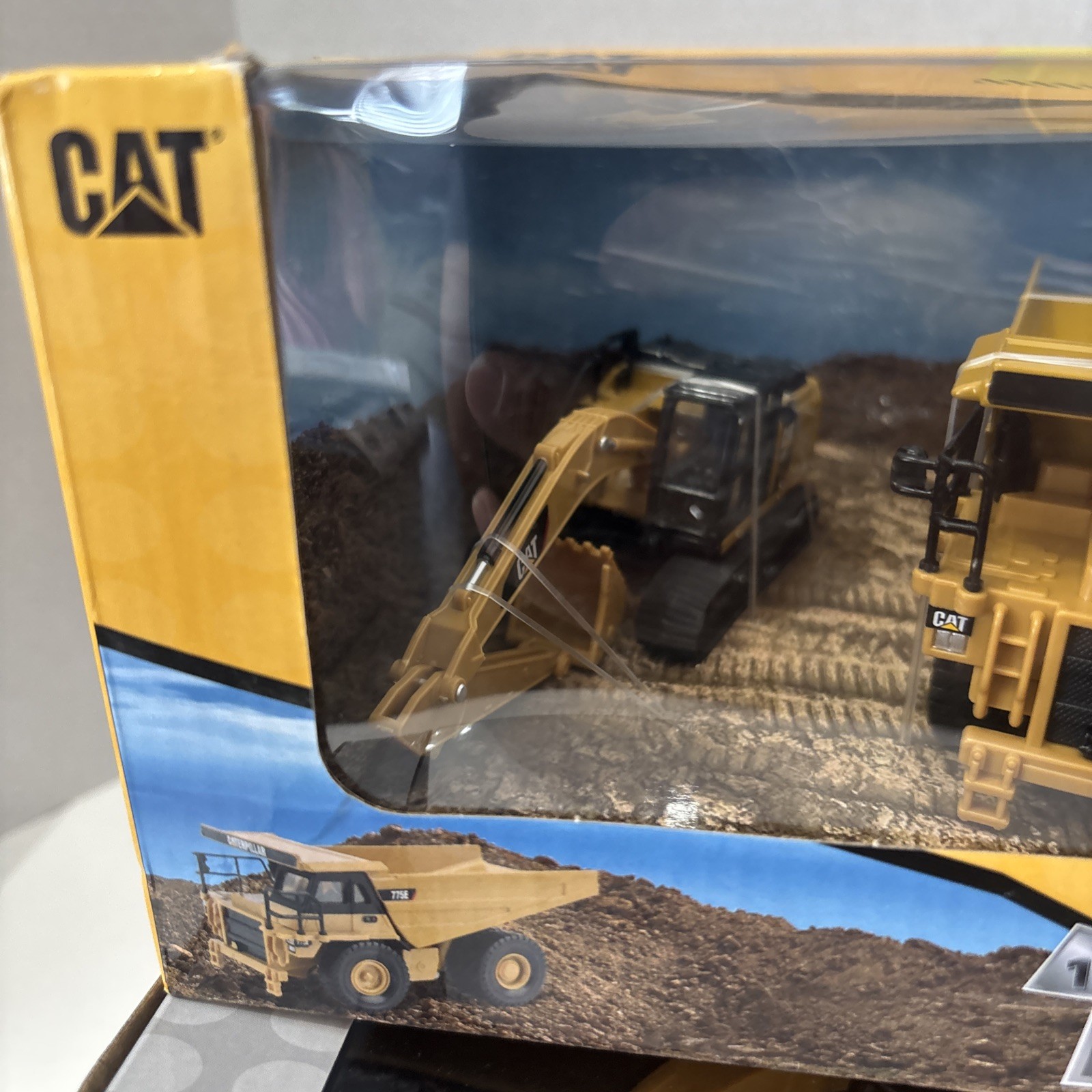Diecast Masters 1:64 CATERPILLAR Metal Construction Trucks 2 Sets Of 4 – SEALED