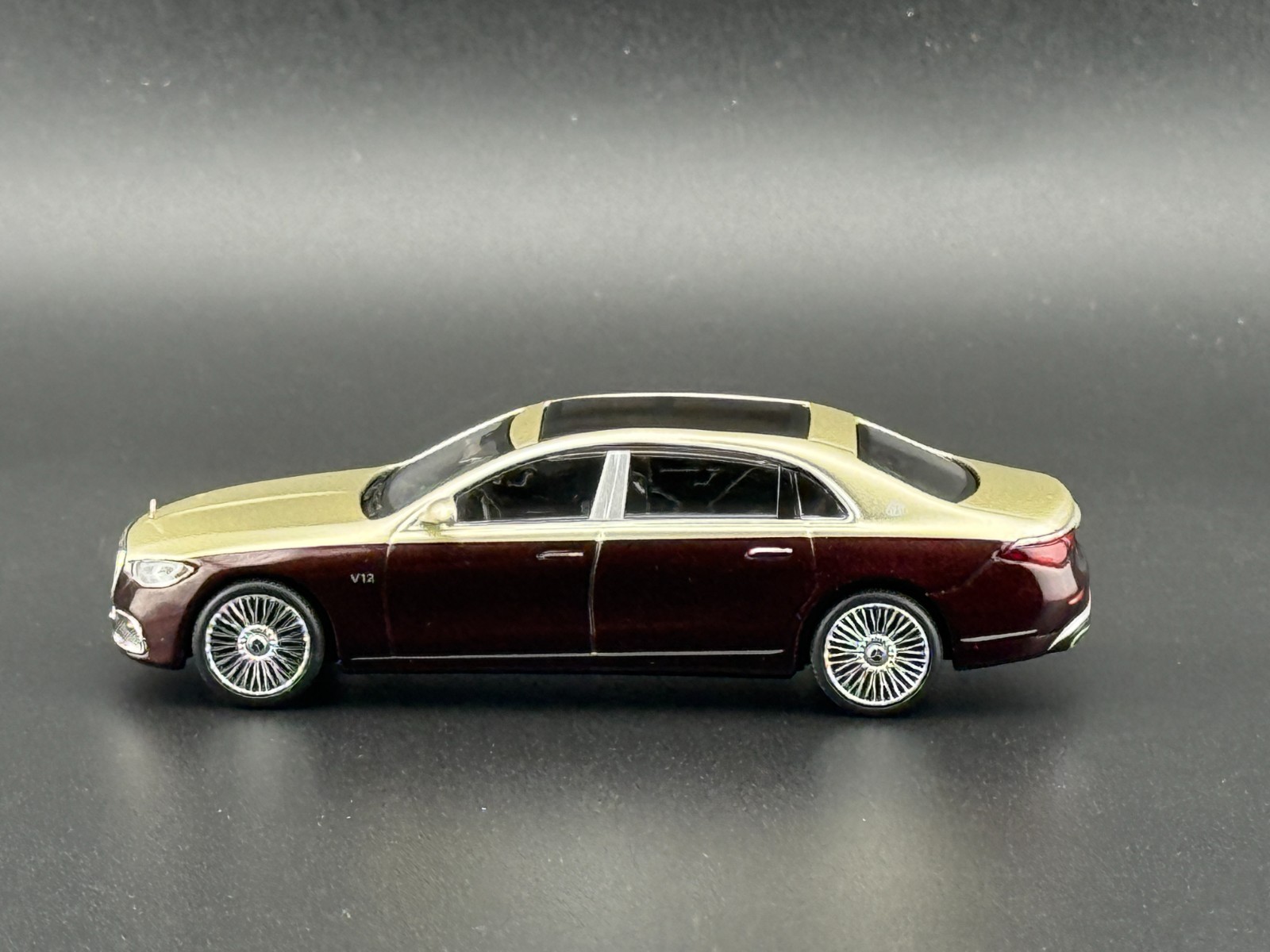 Mini GT Mercedes-Maybach S680 Gold Dark Red Metallic #962 1/64