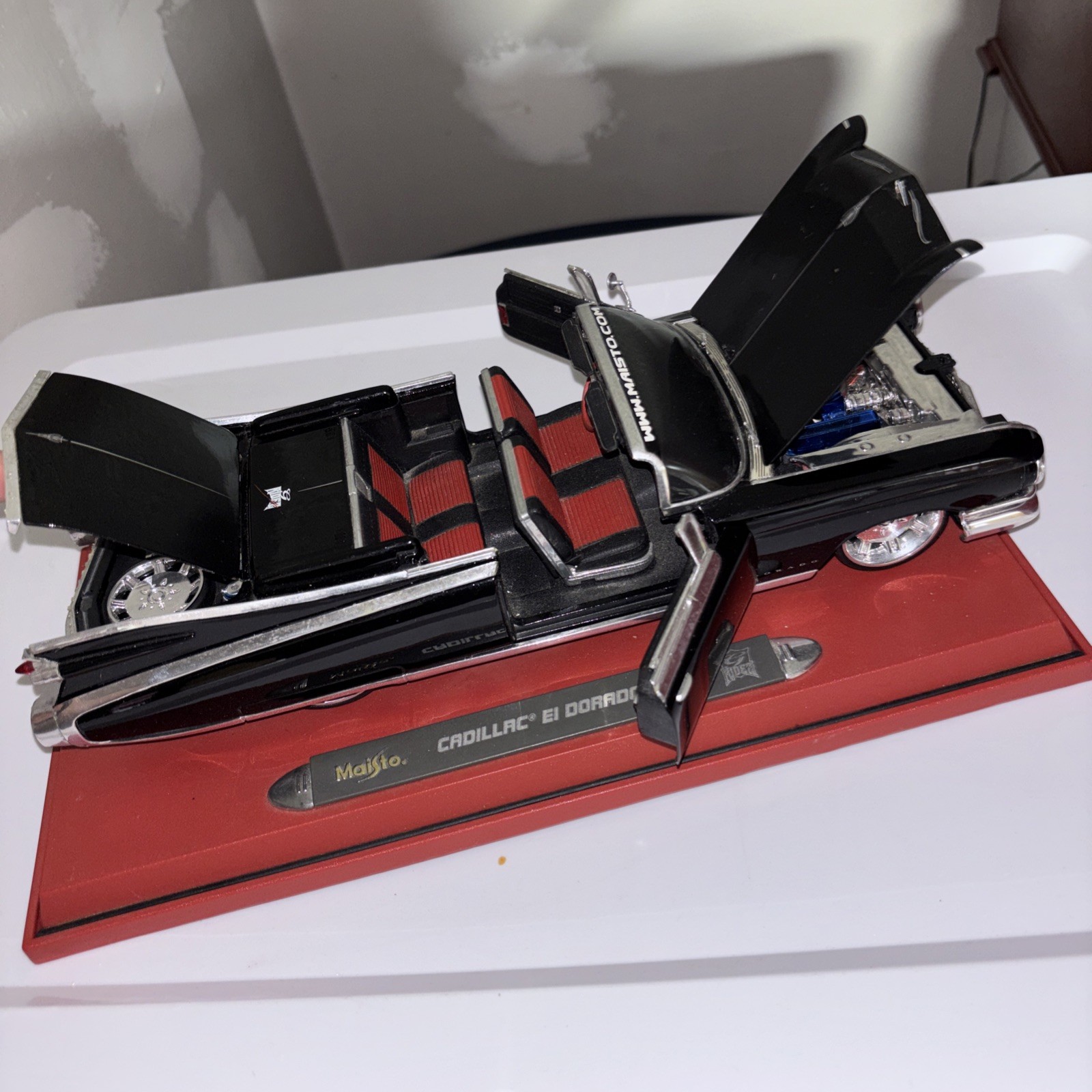 Maisto 1:18 1959 Cadillac Eldorado Biarritz Custom Shop Black with Stand