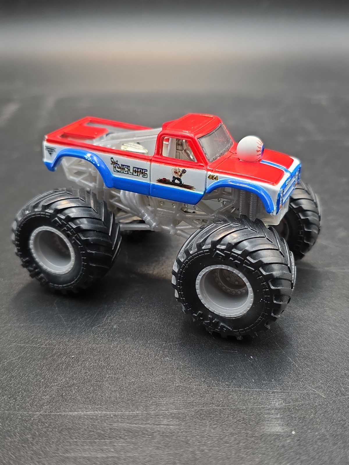 SPIN MASTER MONSTER JAM COLOR CHANGERS, CYCLOPS,RED/WHITE BLUE, 1:64