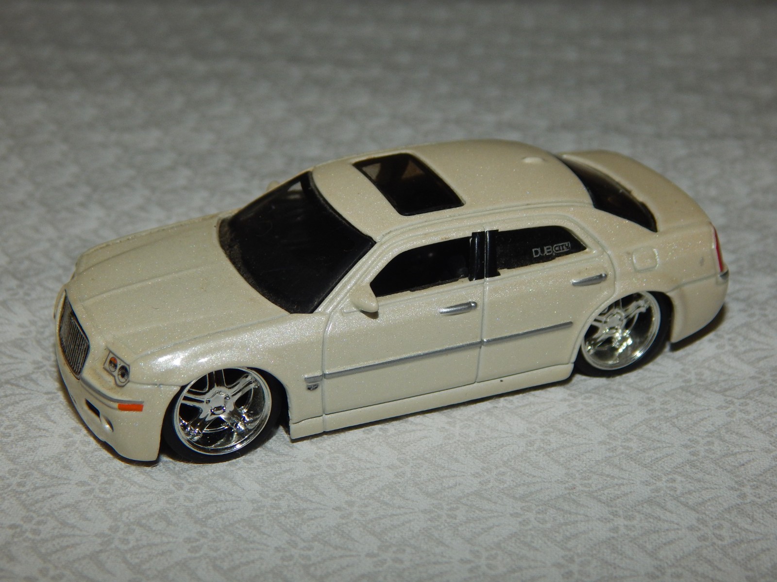 JADA Chrysler 300C Hemi – 1/64 – Dub City Kustoms ~ 2005 ~ LOOSE