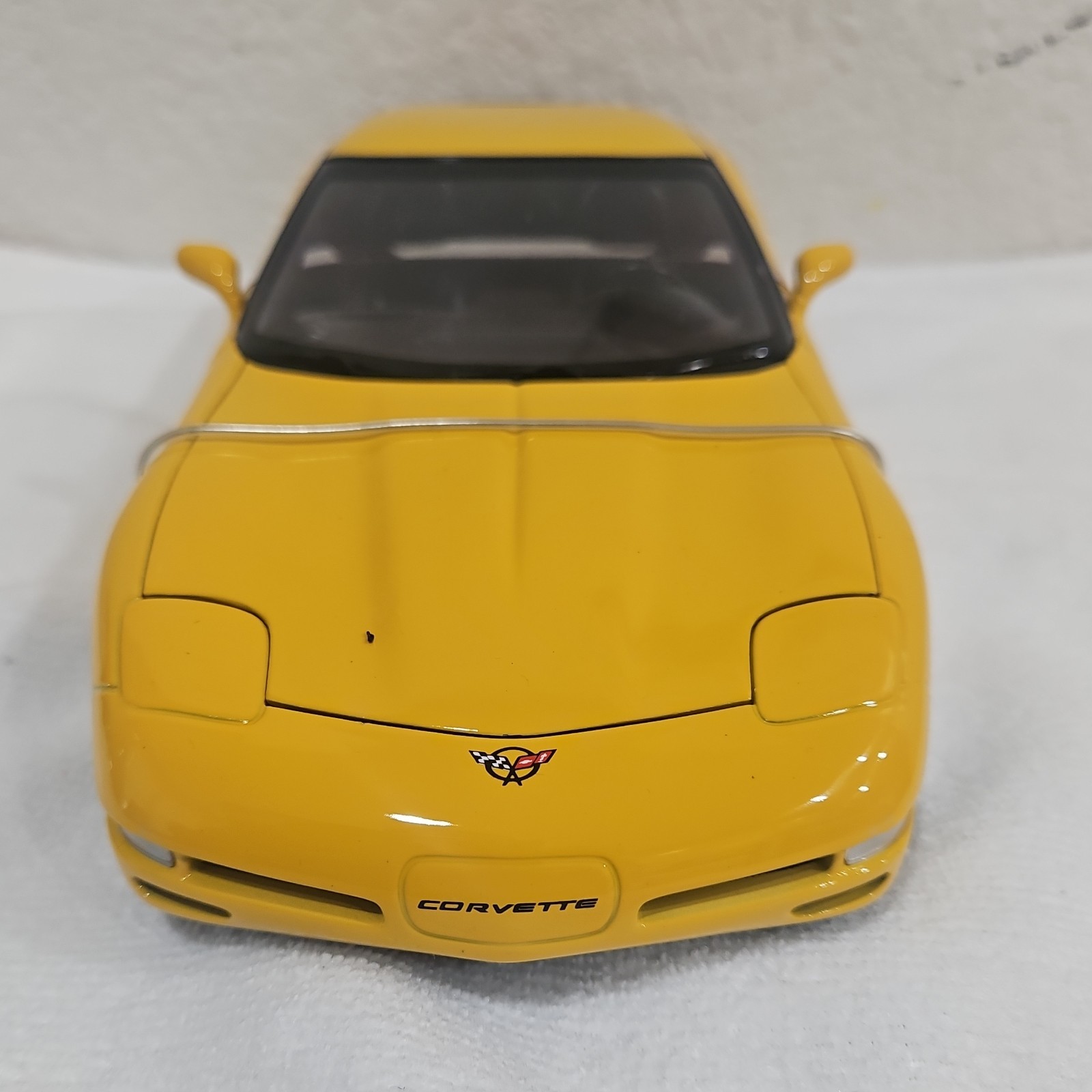 AUTOart 1:18 Chevrolet Corvette 2002 Contemporary Diecast Yellow/Black w/ Case