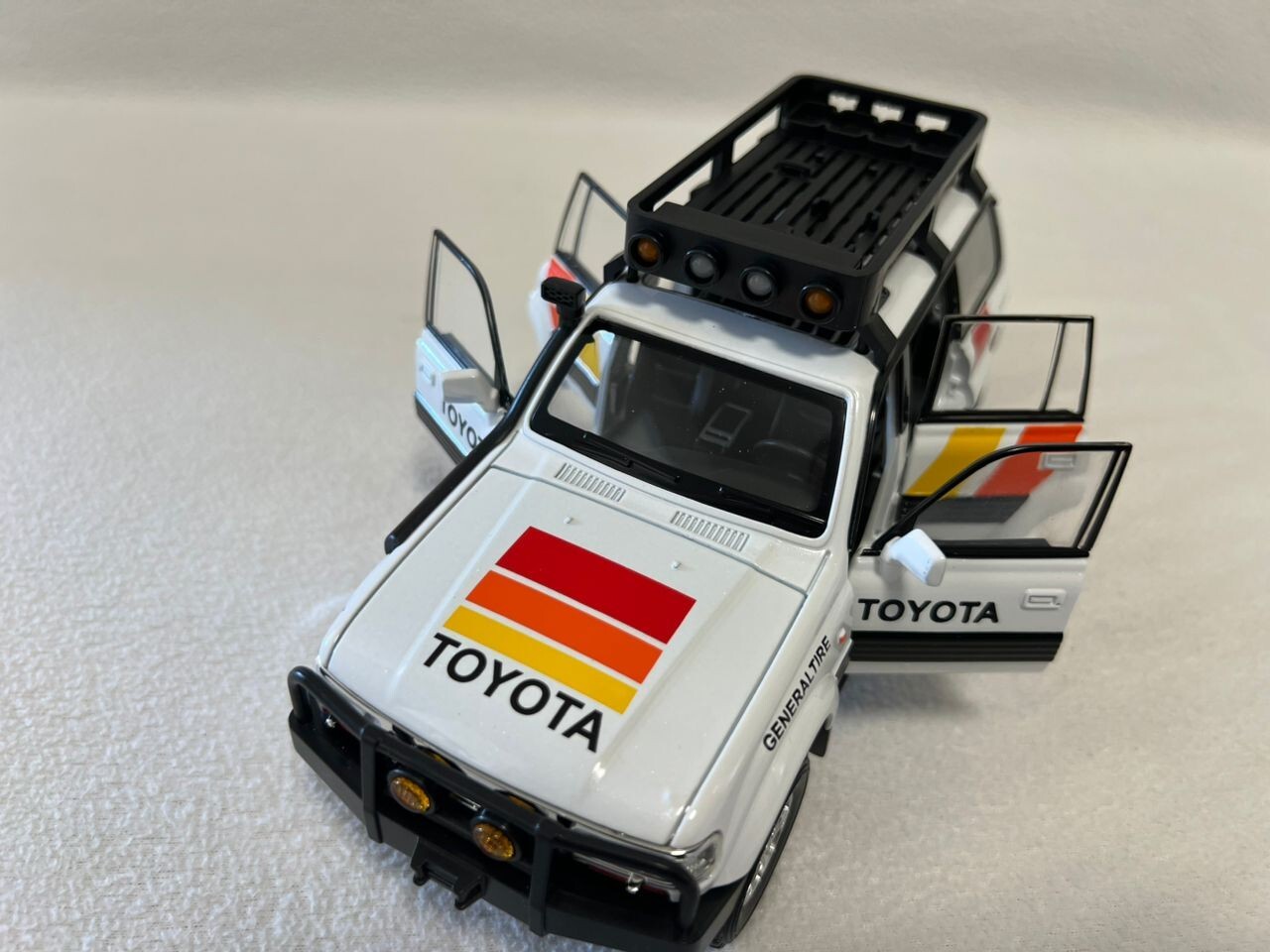 1:24 Toyota Land Cruiser LC80 Car Model Alloy Diecast Vehicle Gift Sound Light