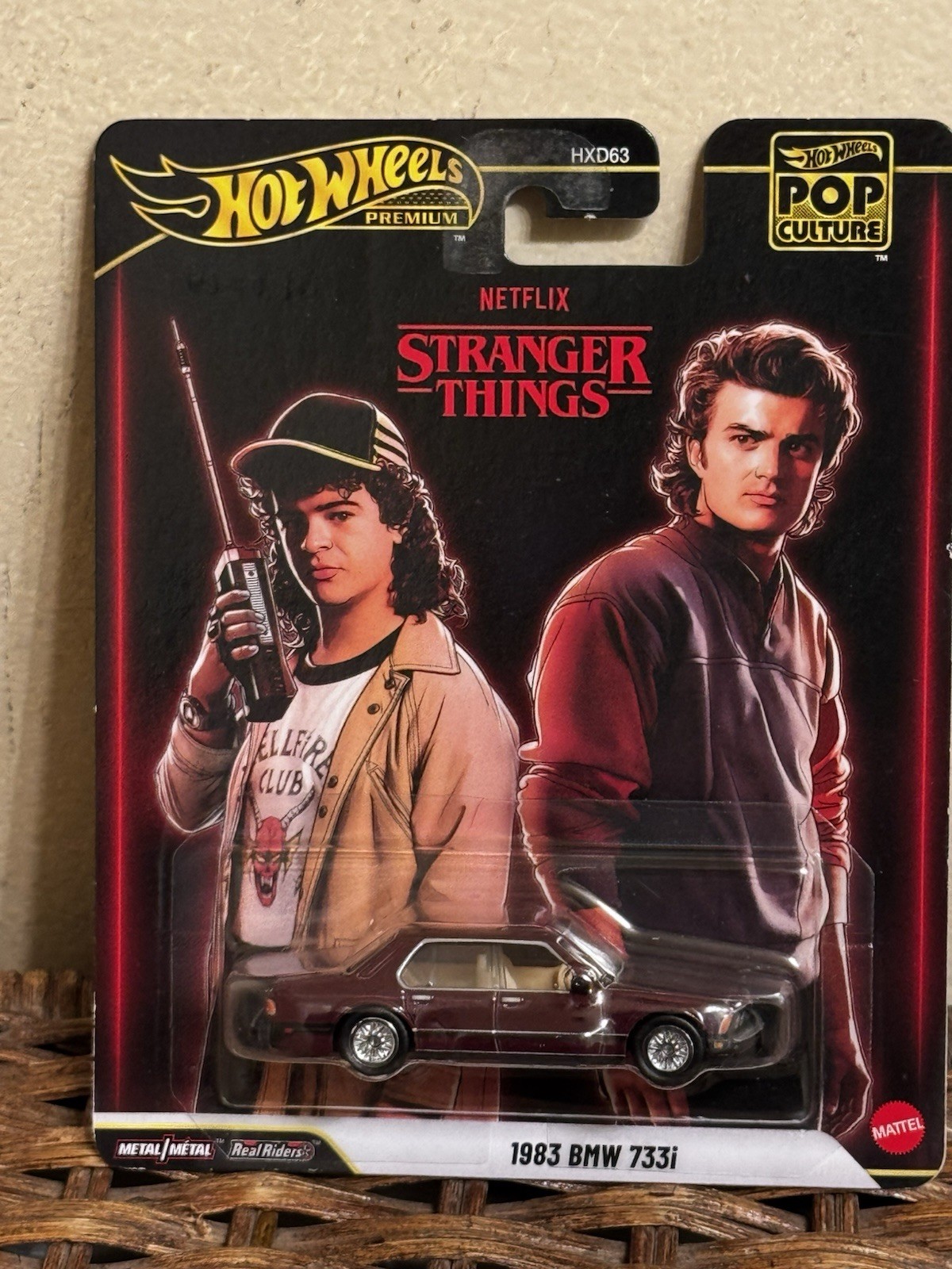 Hot Wheels Premium – Pop Culture Stranger Things 1983 BMW 733i (BBJHW81)