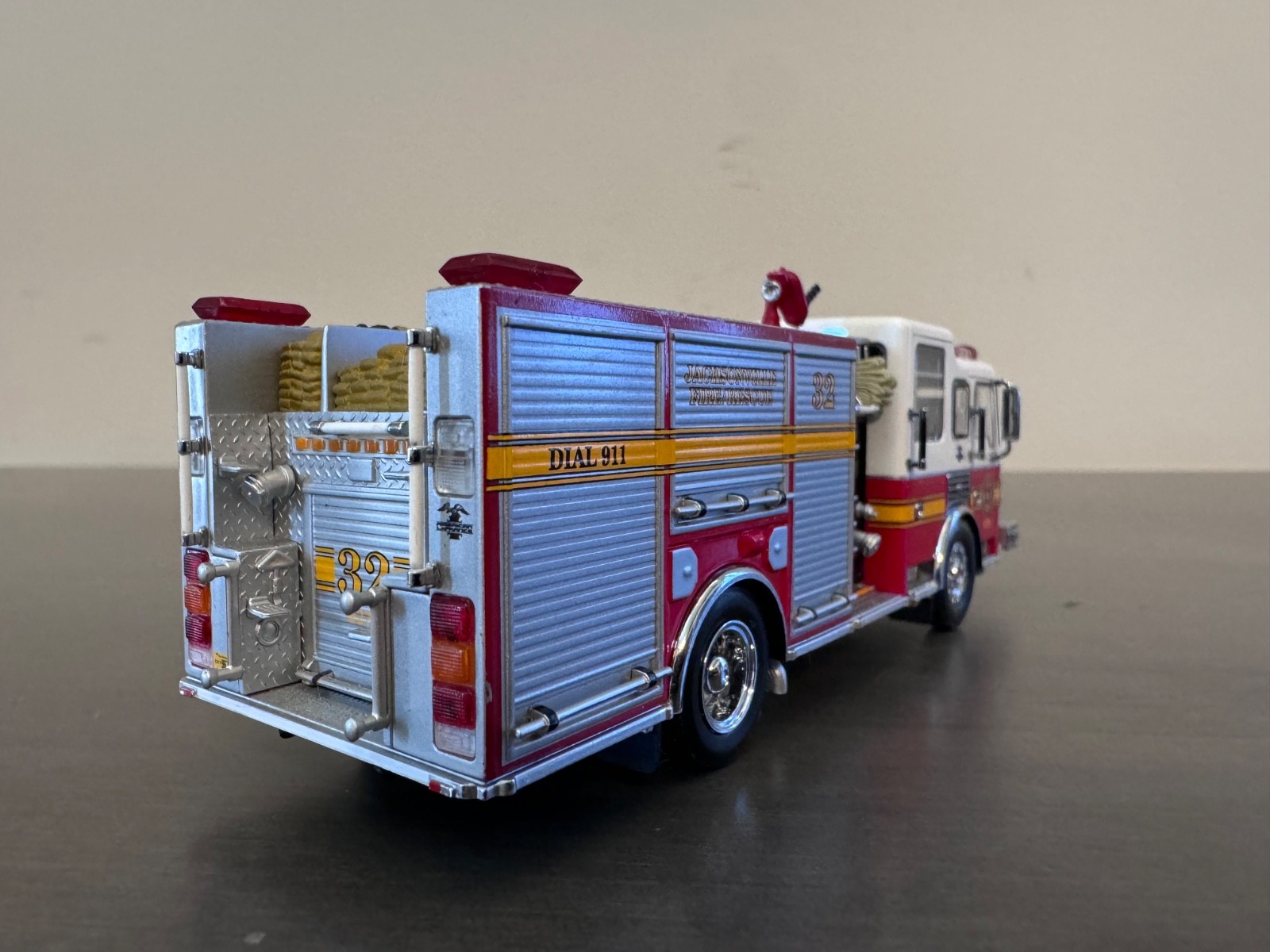 1/64 Code 3- American La France- ALF- Jacksonville FD- Engine 32