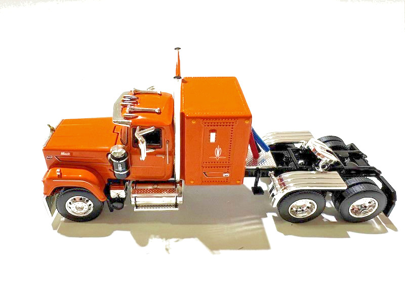 DCP / FIRST GEAR 1/64 SCALE MACK SUPER LINER FLAT TOP SLEEPER ORANGE
