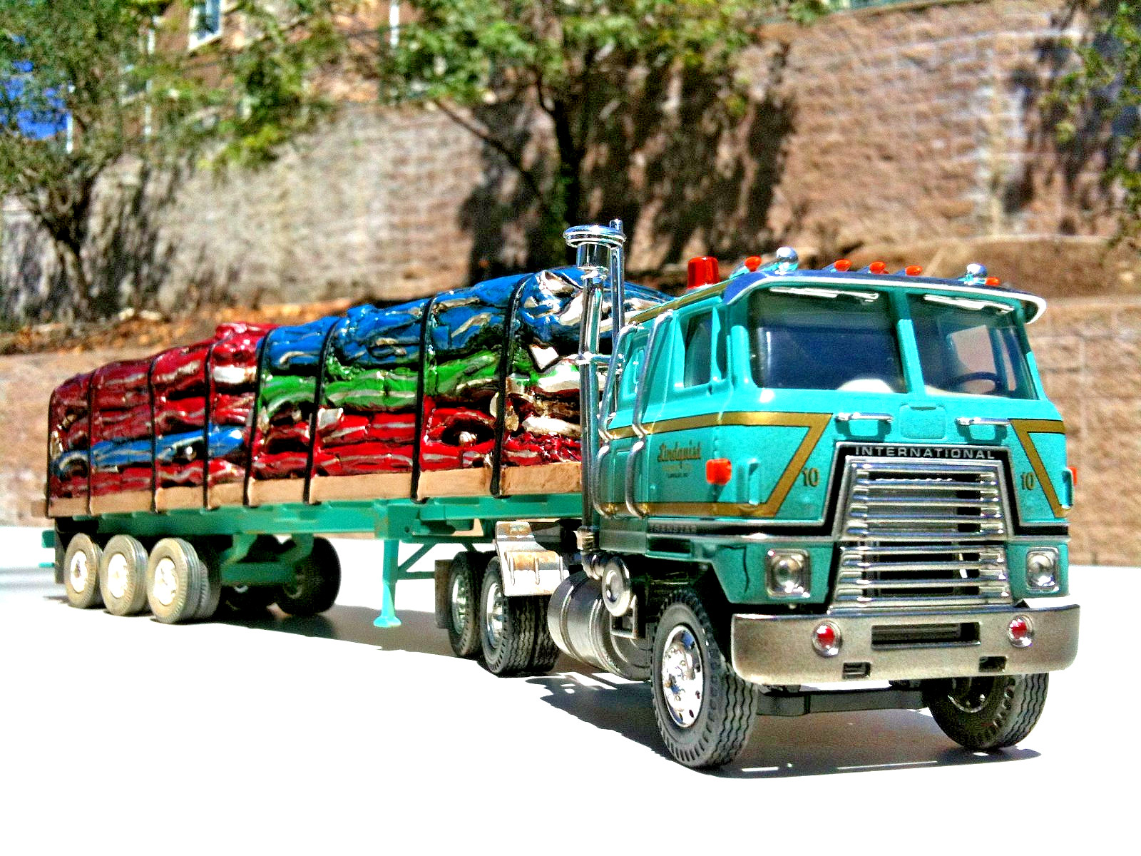 Corgi Heavy Haulers International Transtar with Crushed Car Load 1:50 Scale